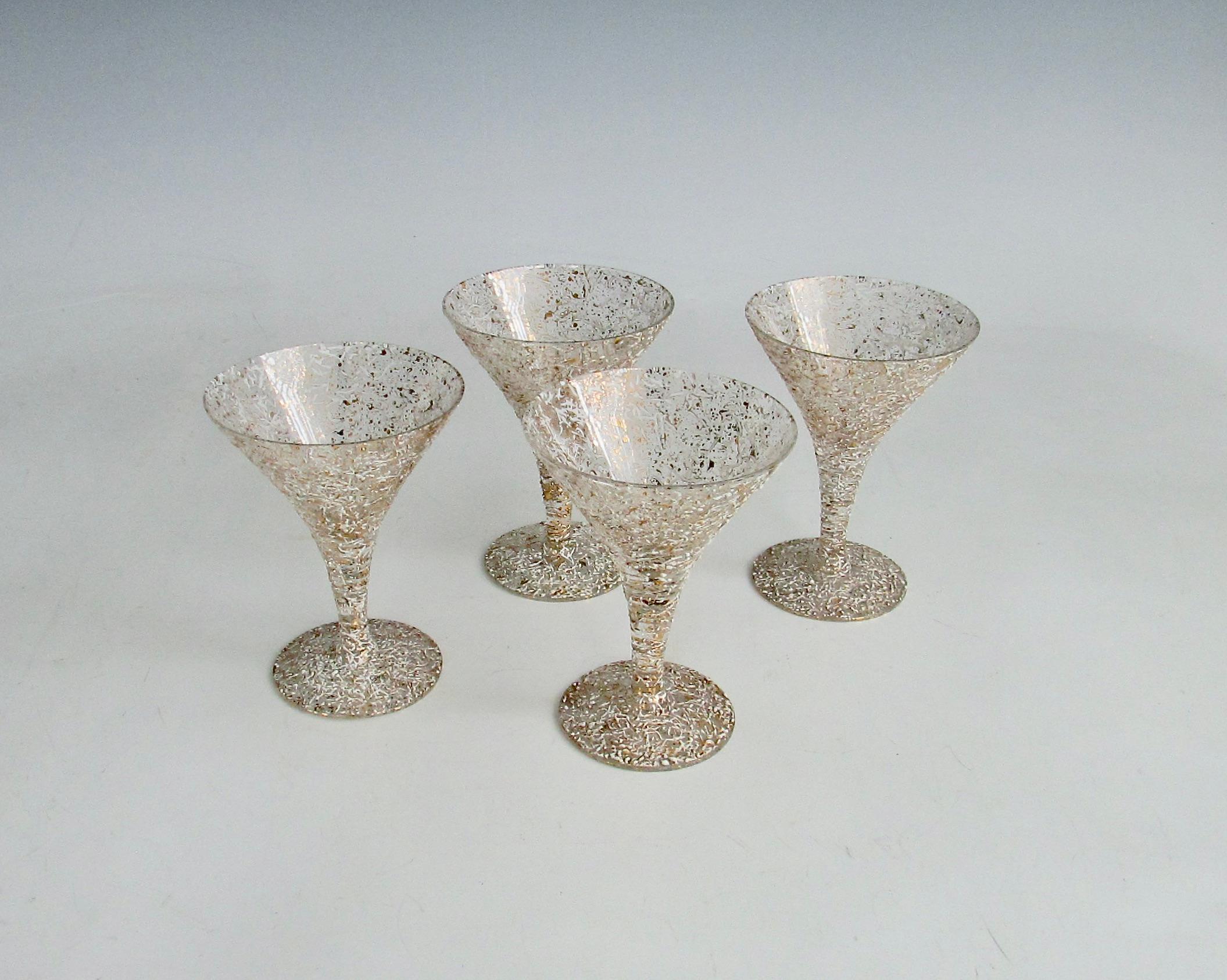 Grand pichet à martini des années 1950 avec quatre verres à décor de mouchetures dorées et blanches. en vente 2