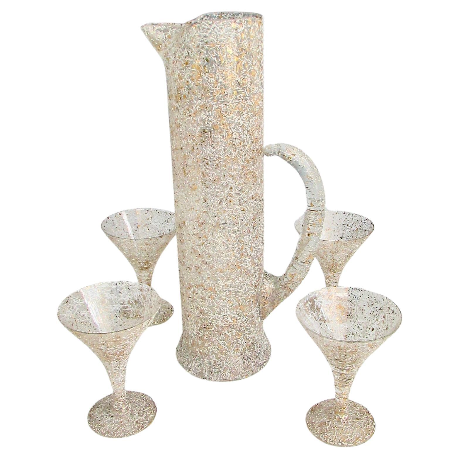 Caraffa alta per martini degli anni '50 con quattro bicchieri con decorazioni in oro e bianco