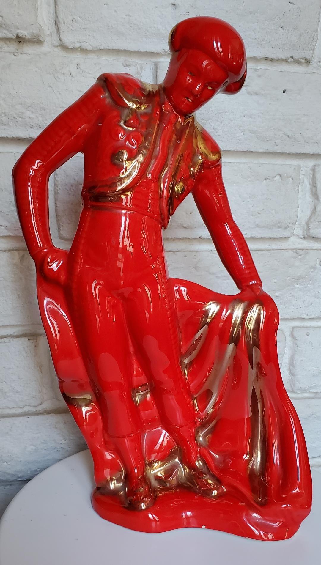 1950 Alta statuetta in ceramica rossa lucida di un torero Matador dorata Bella in vendita 4