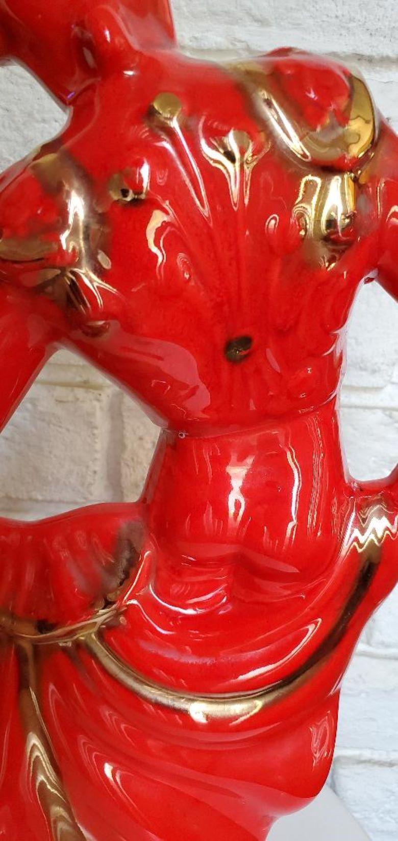 1950 Alta statuetta in ceramica rossa lucida di un torero Matador dorata Bella in vendita 5