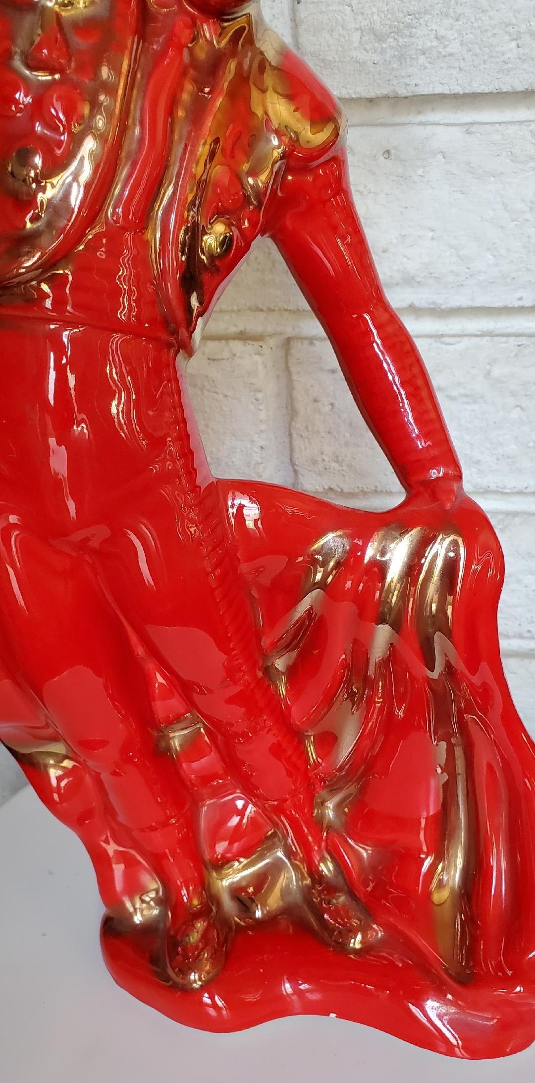 1950 Alta statuetta in ceramica rossa lucida di un torero Matador dorata Bella in vendita 8