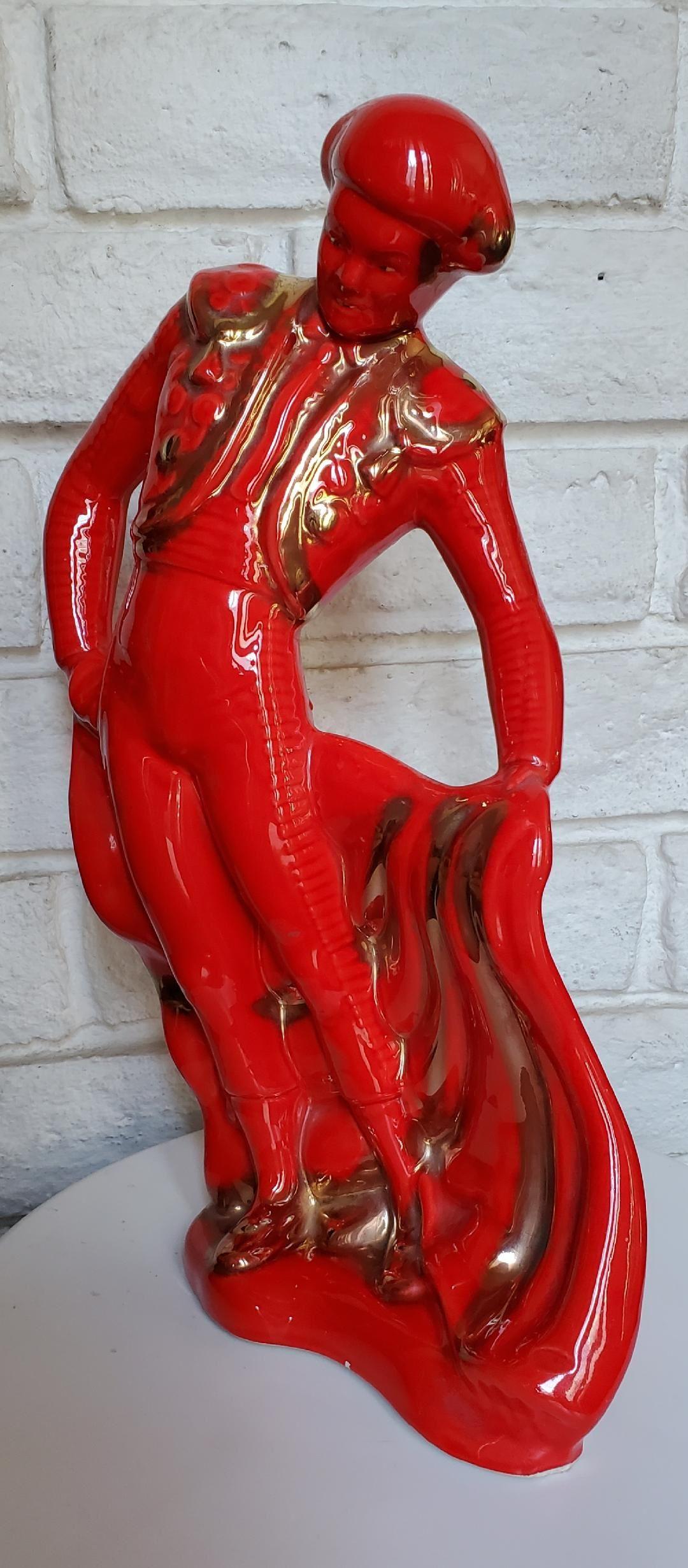 Stupefacente statuetta in ceramica lucida rossa alta degli anni '50 di un torero dorata splendidamente in pieno abbigliamento a 
Dalla montera del matador al cappello, dalla giacca in vita con padiglioni decorativi e taleguilla ai pantaloni con