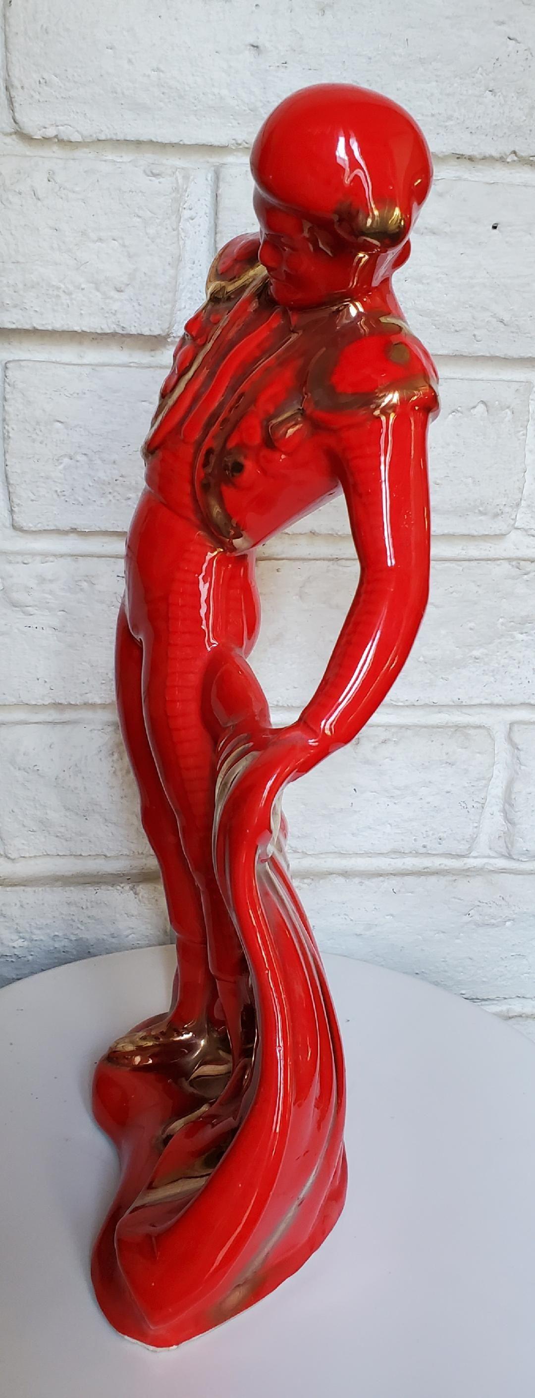 Mid-Century moderno 1950 Alta statuetta in ceramica rossa lucida di un torero Matador dorata Bella in vendita