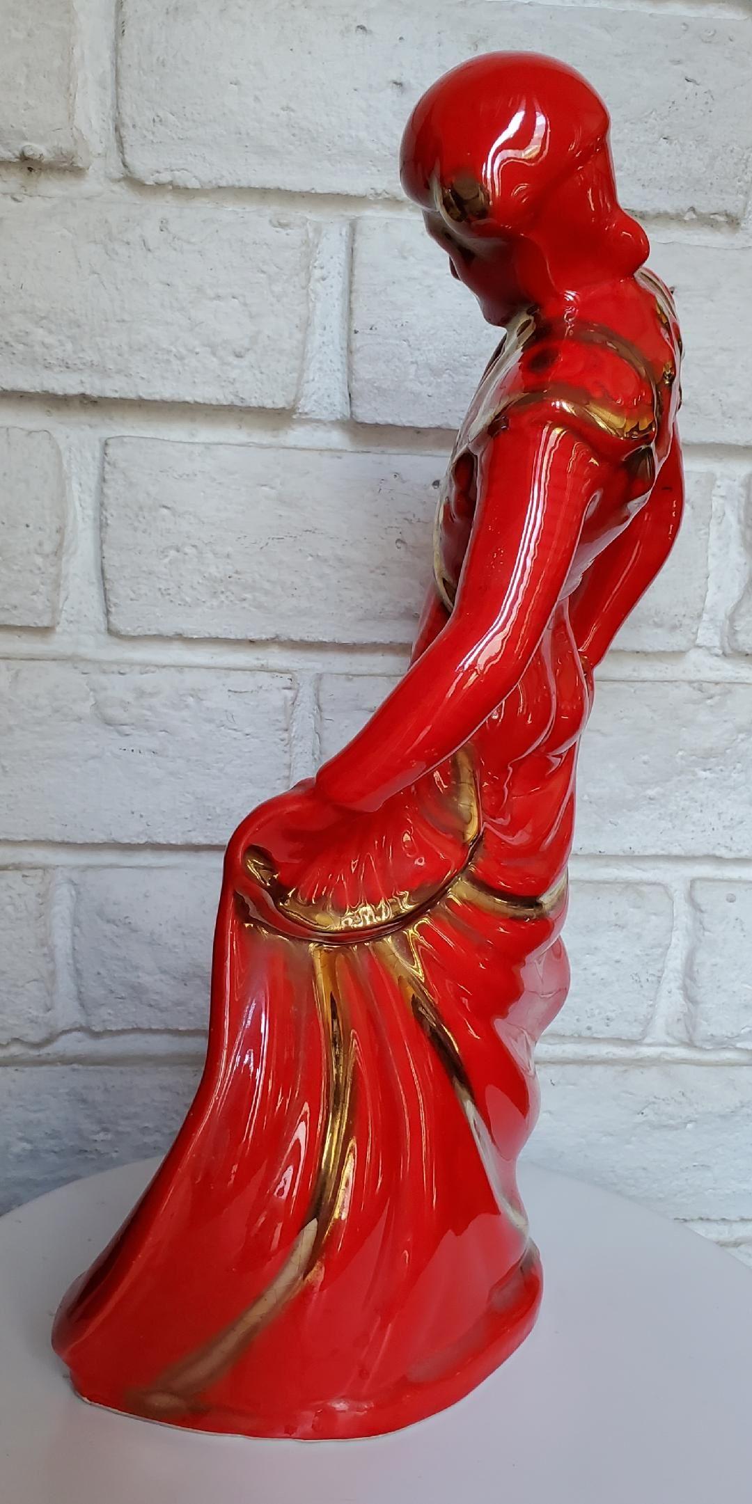 Americano 1950 Alta statuetta in ceramica rossa lucida di un torero Matador dorata Bella in vendita