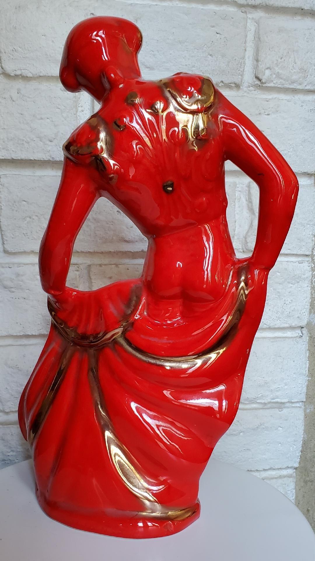 XX secolo 1950 Alta statuetta in ceramica rossa lucida di un torero Matador dorata Bella in vendita