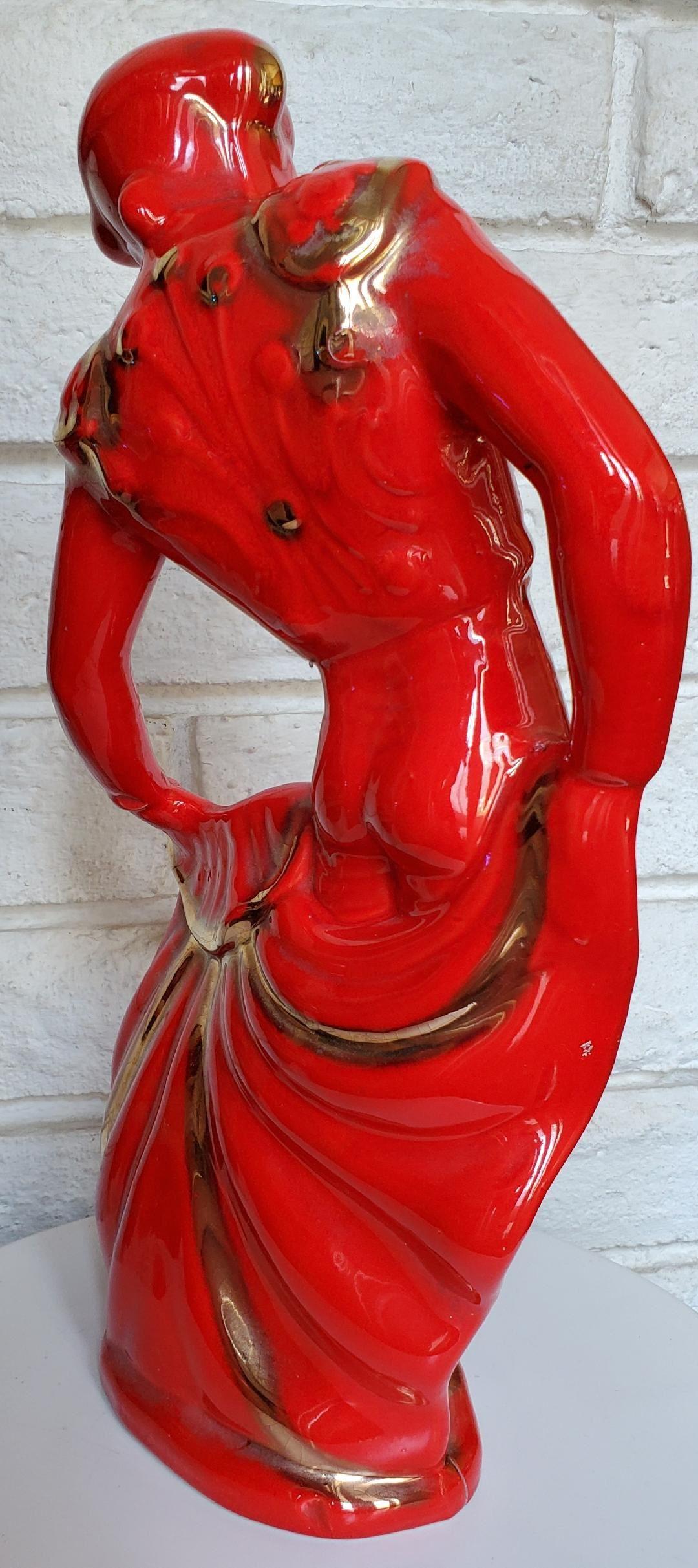 Ceramica 1950 Alta statuetta in ceramica rossa lucida di un torero Matador dorata Bella in vendita