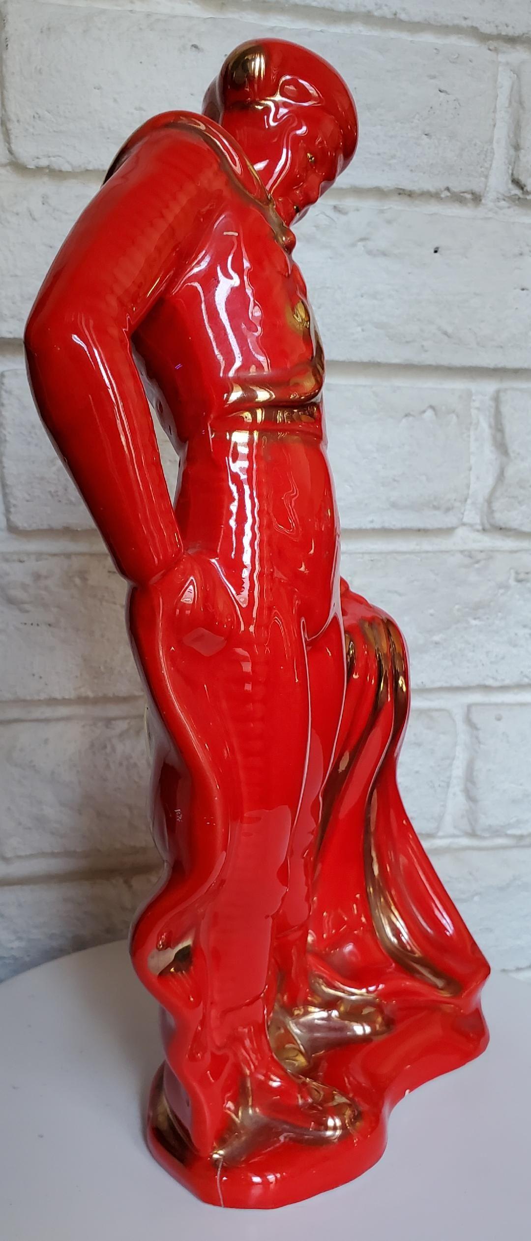 1950 Alta statuetta in ceramica rossa lucida di un torero Matador dorata Bella in vendita 1