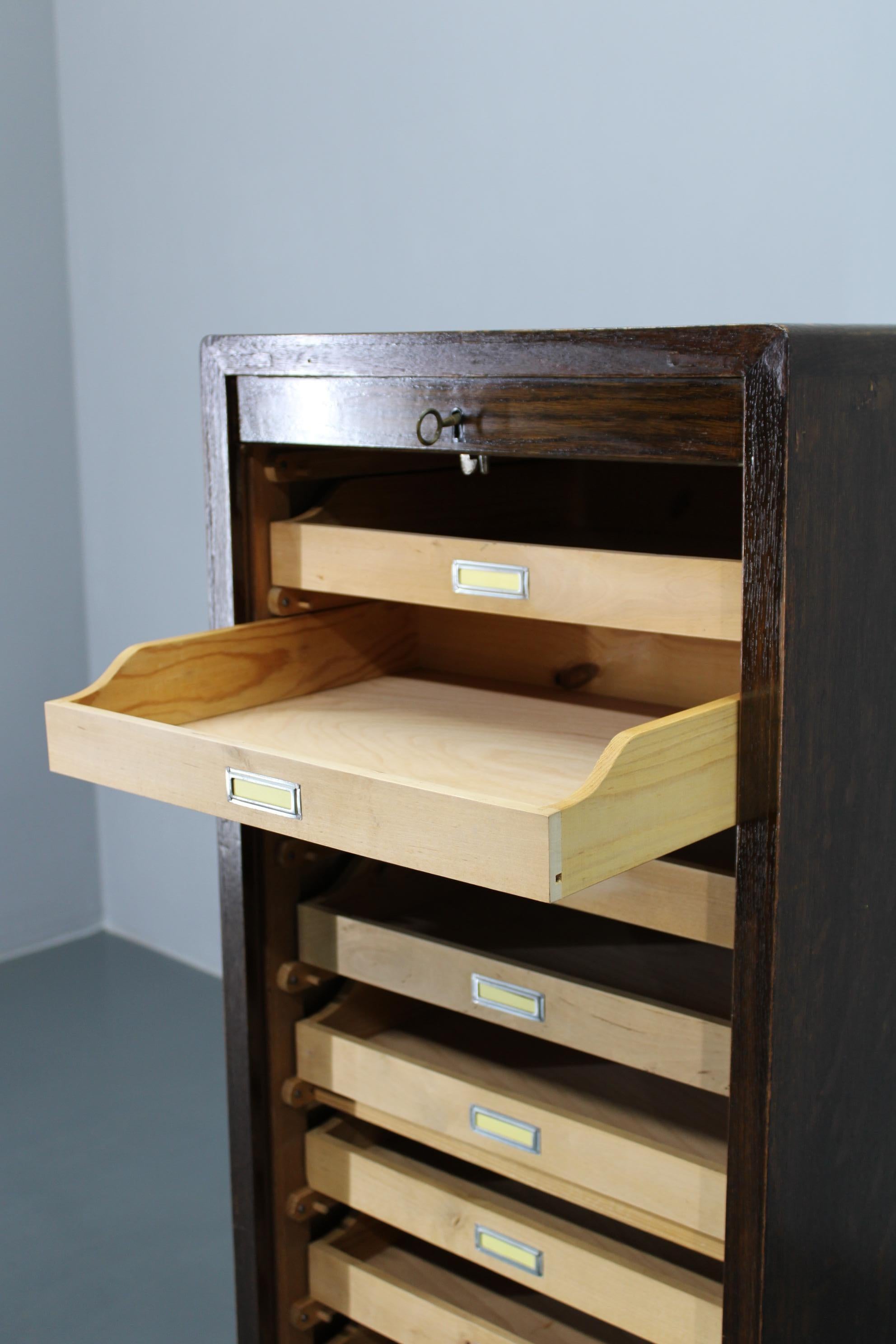 Armoire de bureau à rideau en bois des années 1950 en vente 4