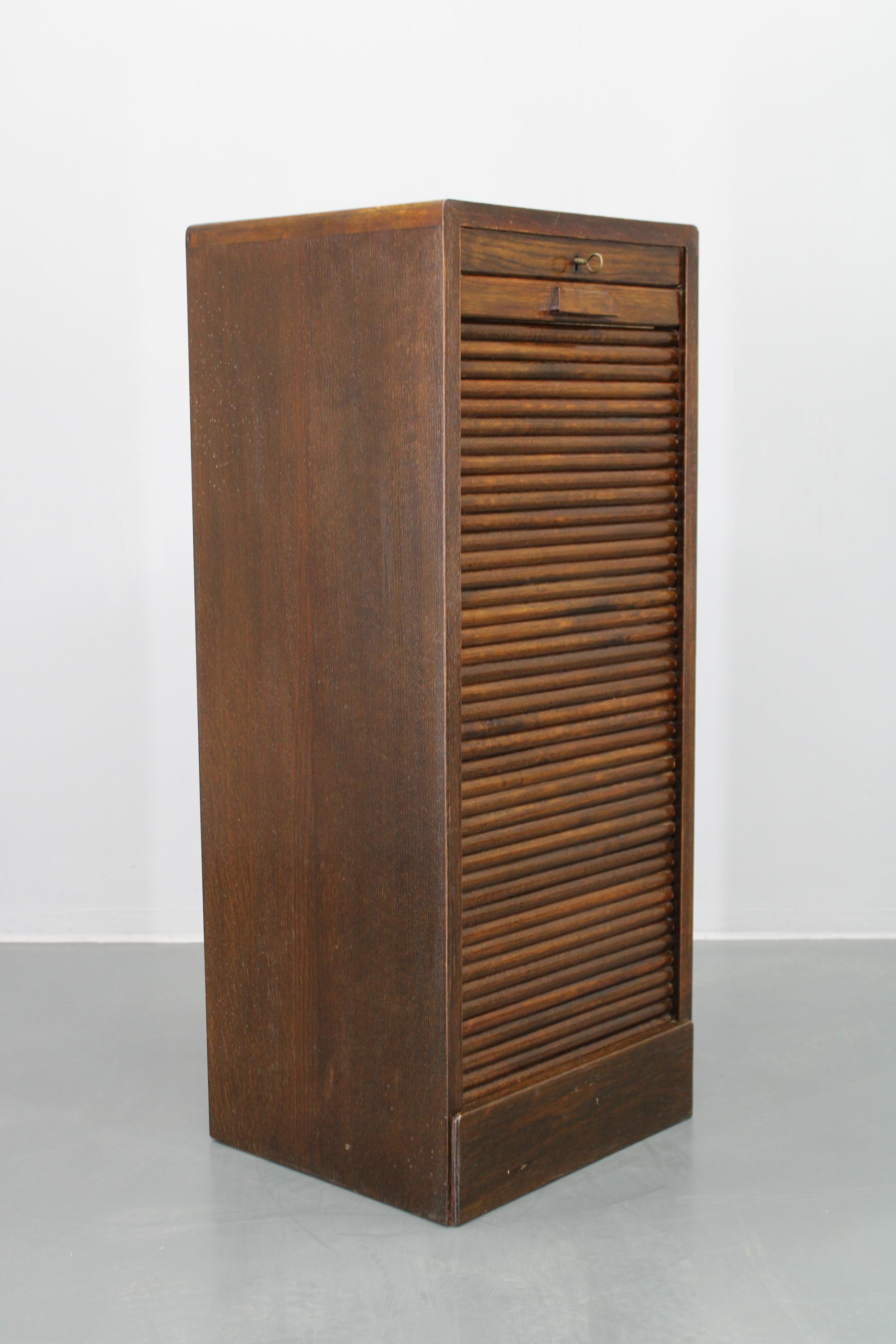 Armoire de bureau à rideau en bois des années 1950 en vente 6
