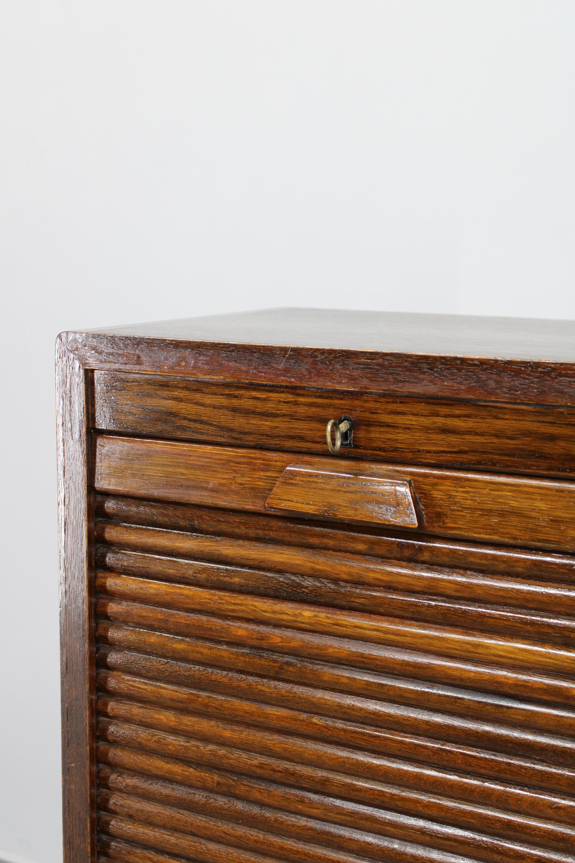 Mid-Century Modern Armoire de bureau à rideau en bois des années 1950 en vente
