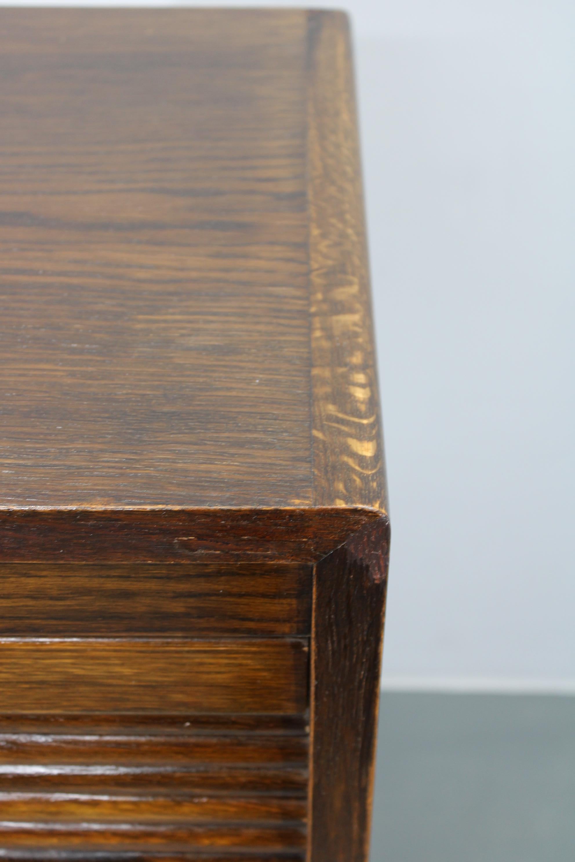 Européen Armoire de bureau à rideau en bois des années 1950 en vente