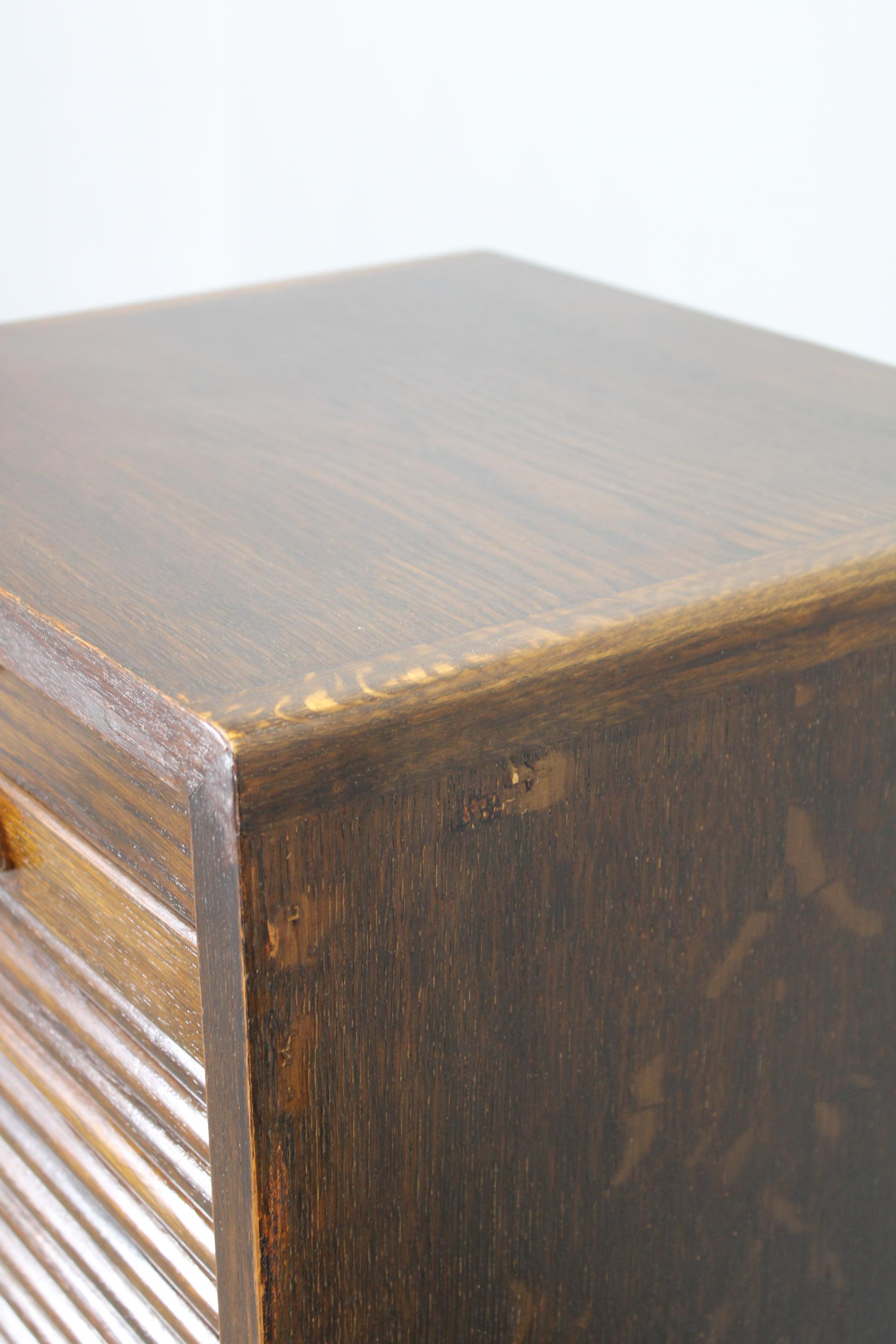 Armoire de bureau à rideau en bois des années 1950 Bon état - En vente à Praha, CZ