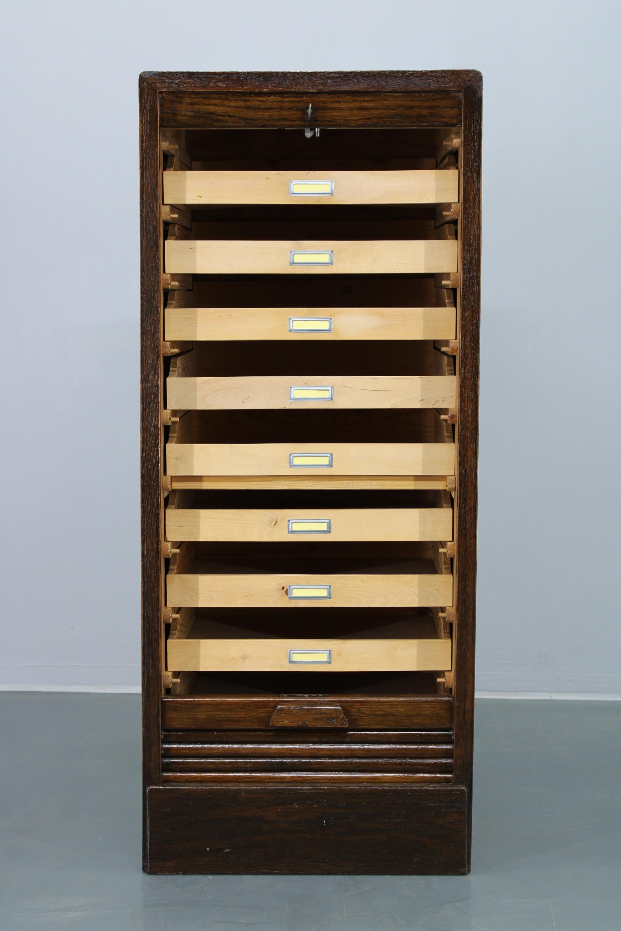 Armoire de bureau à rideau en bois des années 1950 en vente 1