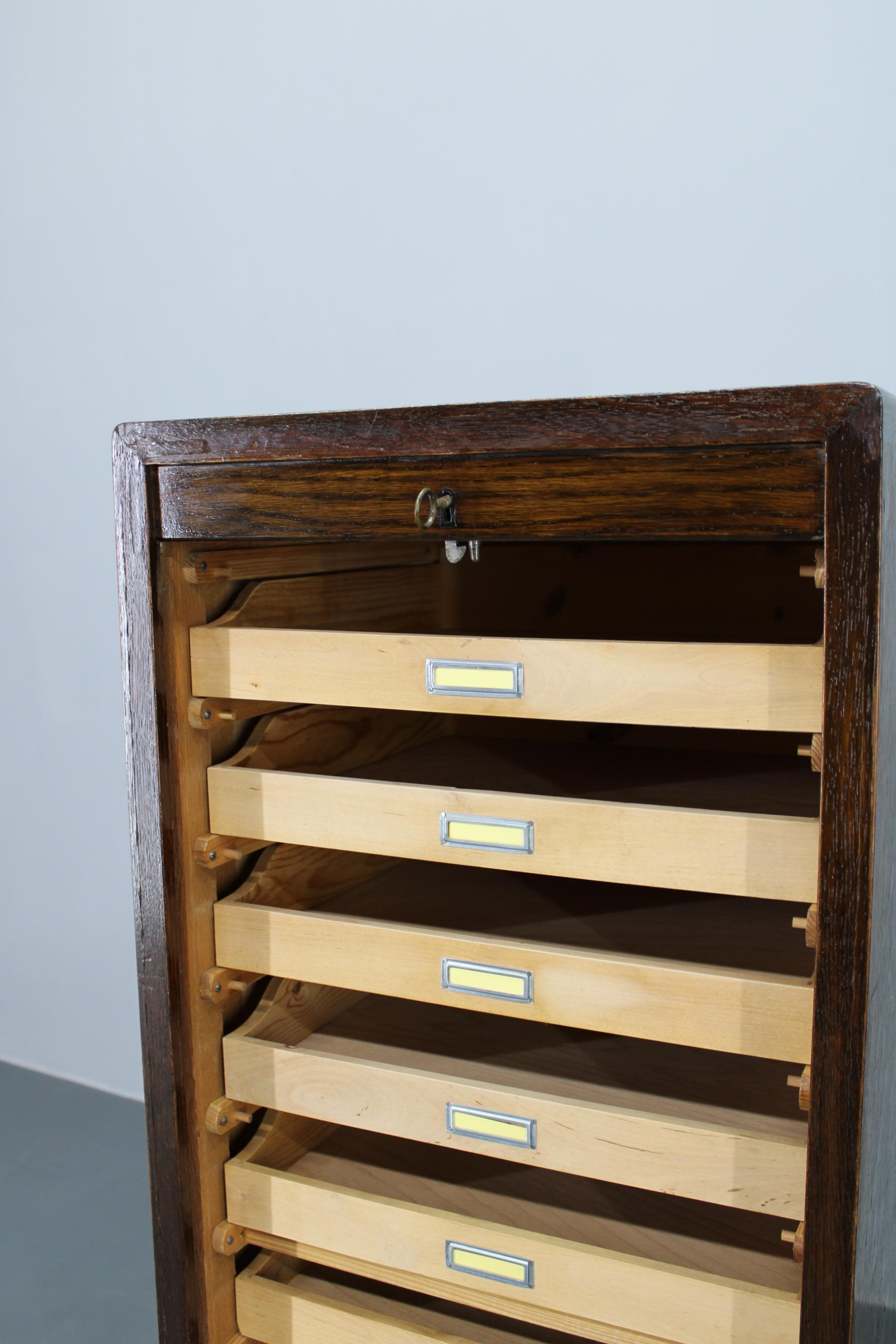 Armoire de bureau à rideau en bois des années 1950 en vente 2