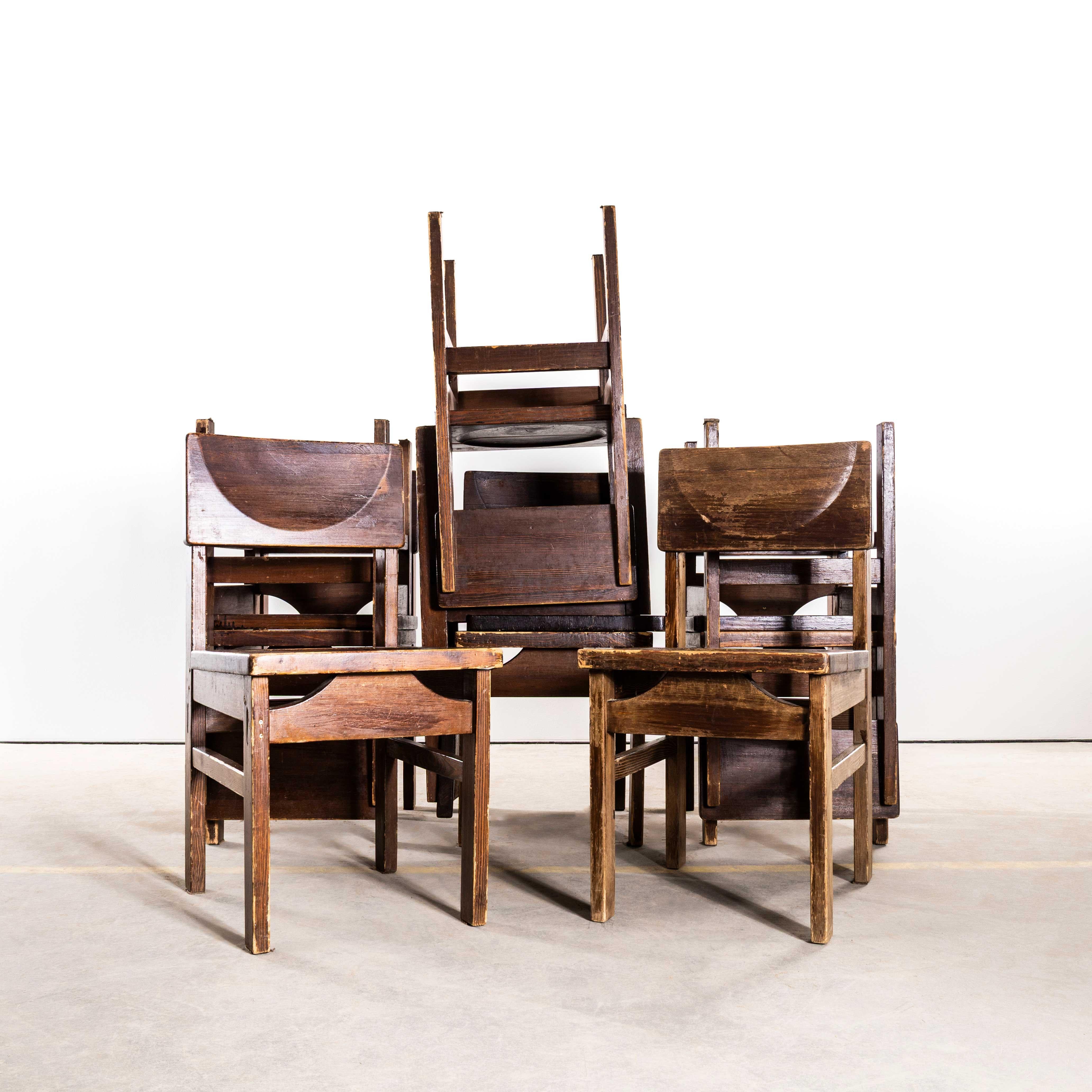 Chaises de salle à manger cubiques en pitch-pine bronzé des années 1950. 
Très bon lot de chaises de salle à manger hollandaises du milieu du siècle. Malheureusement, nous ne connaissons pas le fabricant, mais ils proviennent d'une université
