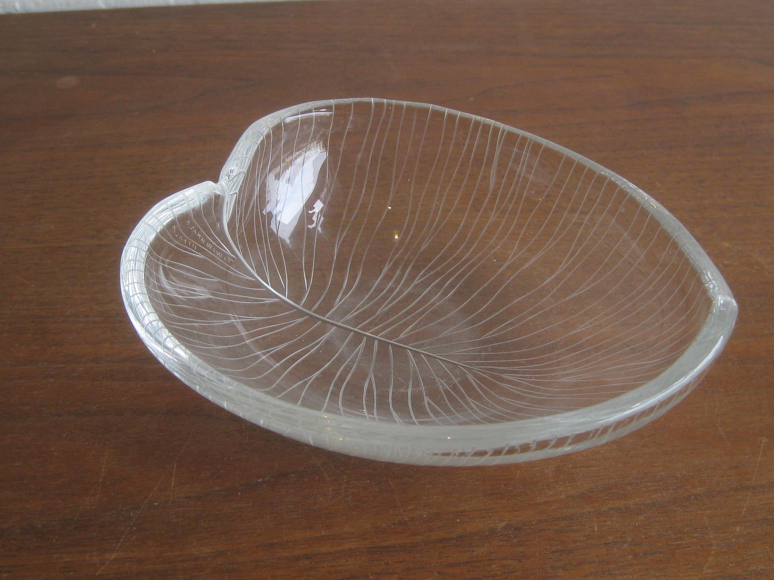 Great original modernist Tapio Wirkkala for Iittala studio art glass leaf bowl/dish. Great engraved pattern and is signed on the bottom. In excellent original condition. No chips, no cracks and no repairs. Measures approx. 5 1/4