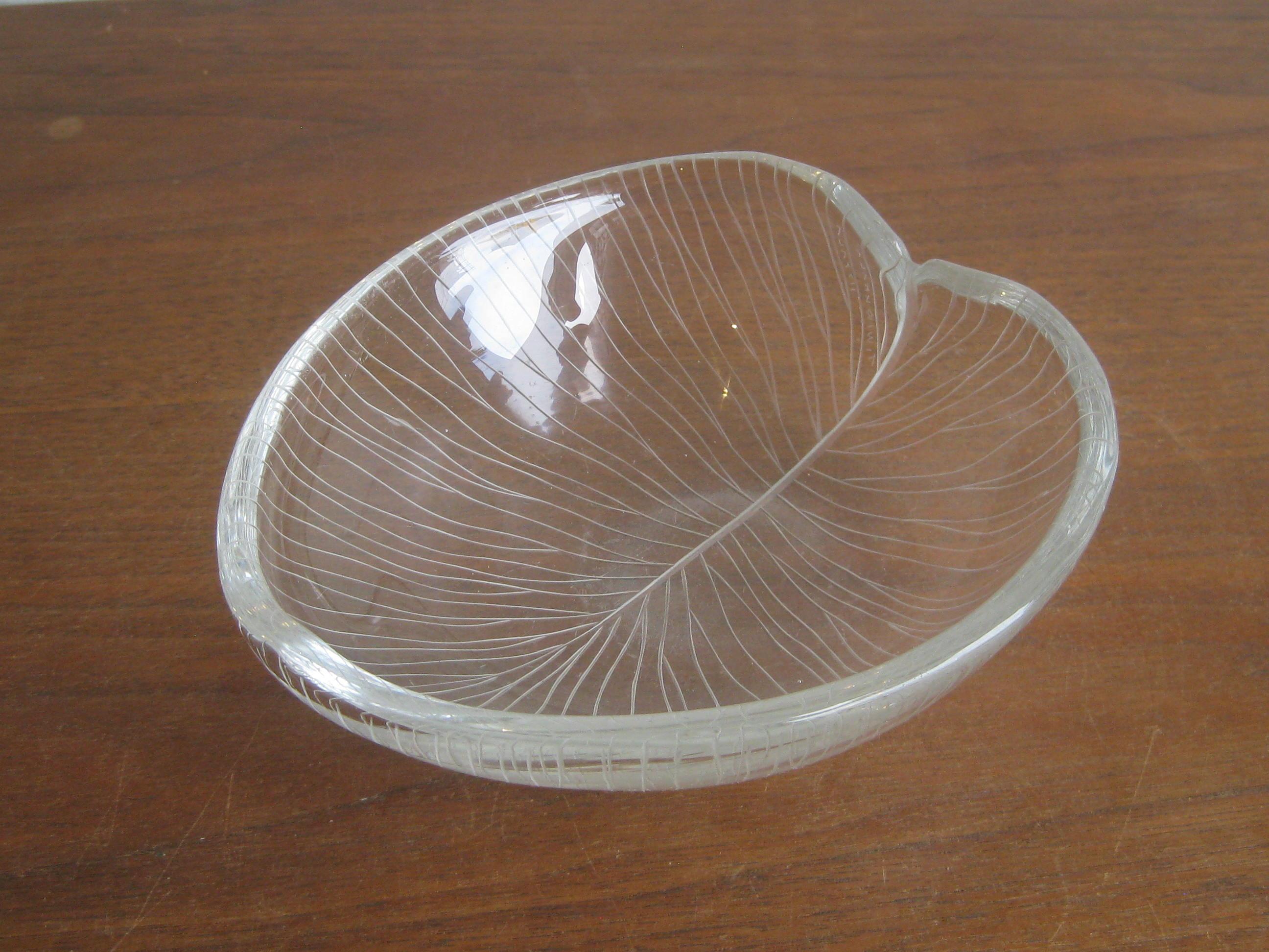 1950s Tapio Wirkkala for Iittala Finnish Studio Art Glass Figural Leaf Bowl Dish In Excellent Condition In San Diego, CA