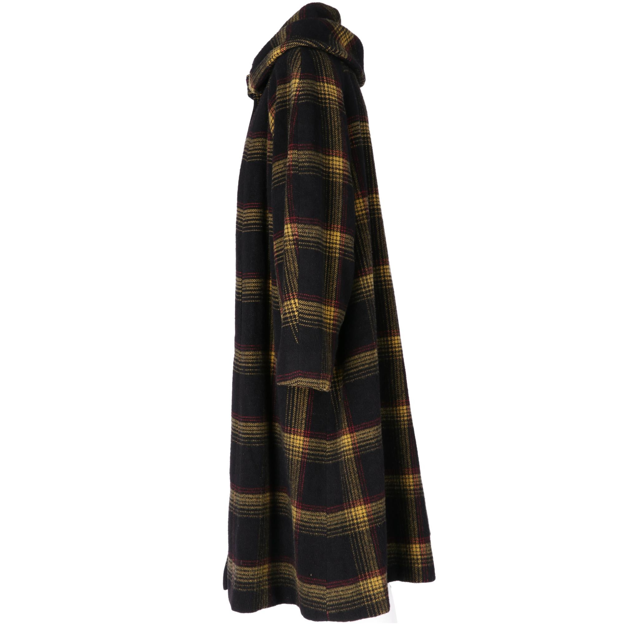 Medium-length black coat with yellow and red tartan pattern, wide collar, front closure with two large beige buttons, long sleeves and welt pockets. Lined interior.

Years: 50s

Made in Italy

Size: 44 IT

Linear measures

Height: 102 cm
Bust: 60