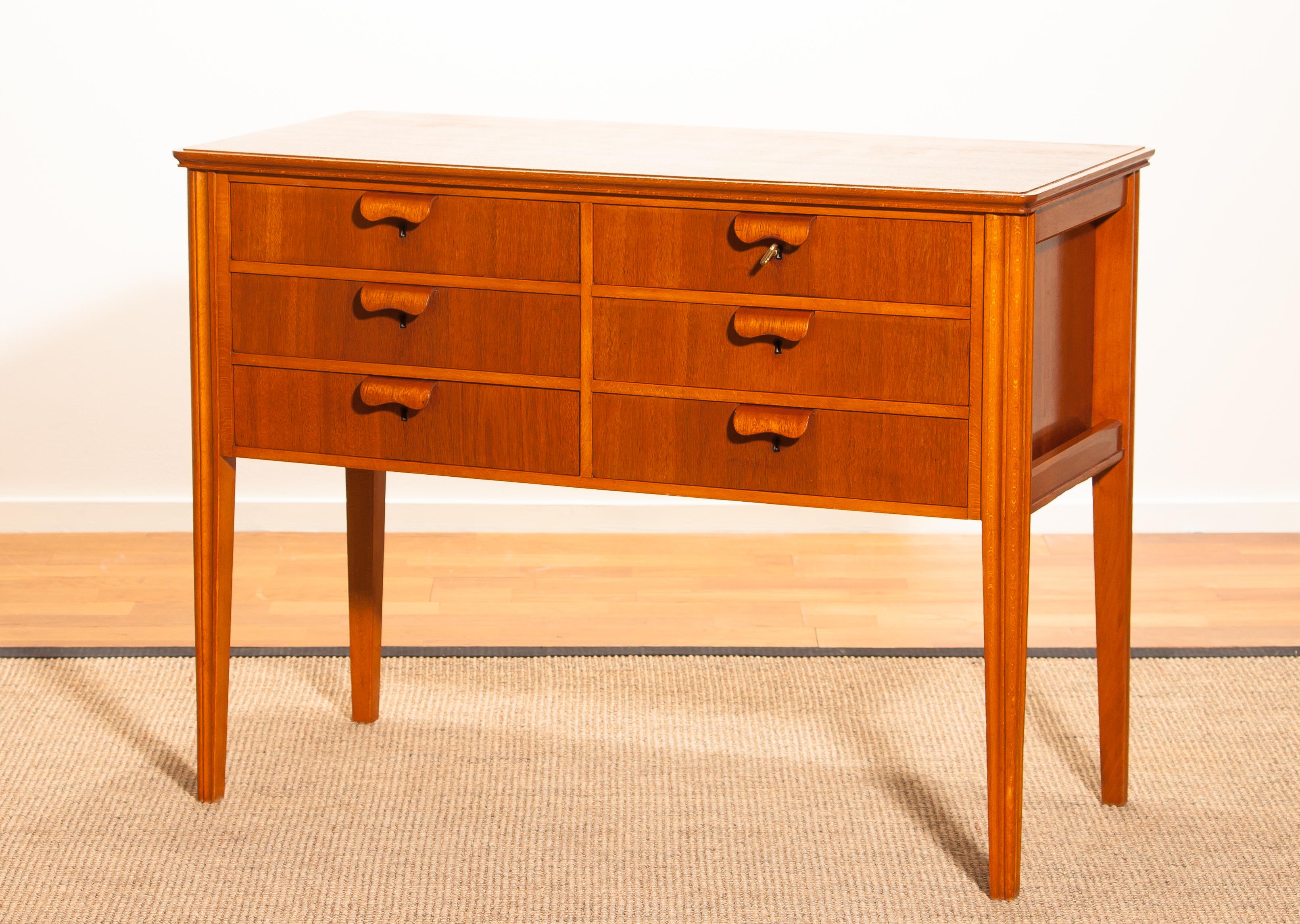 Beautiful chest of drawers made by Ferdinand Lundquist, Sweden.
This cabinet is made of teak and beech and has six drawers.
It is in excellent condition.
Period, 1950s.
Dimensions: H 72 cm, W 96 cm, D 43 cm.