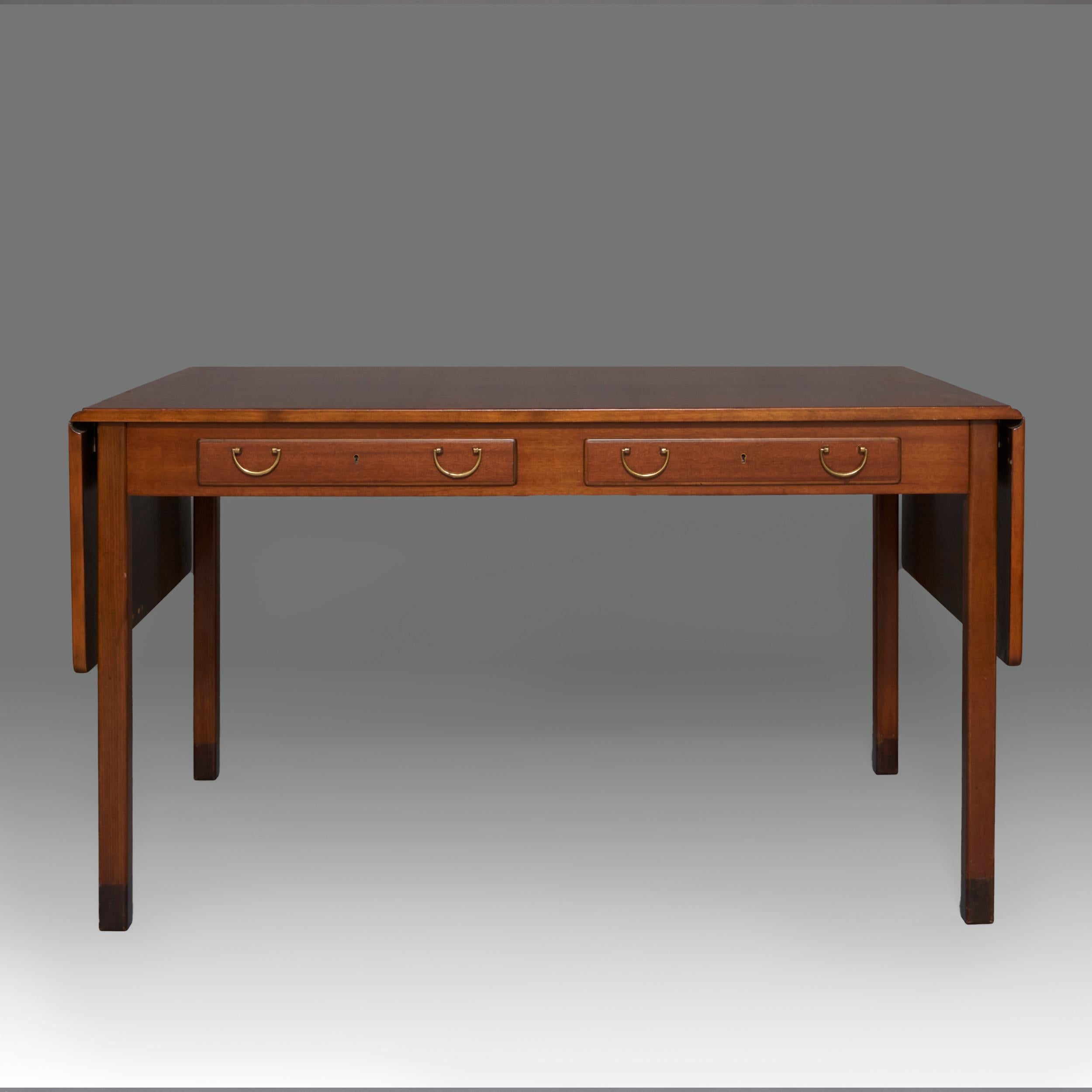 Writing desk in teak and beech with end extensions and two drawers by David Rosen for Nordiska Kompaniet. Sweden 50s. Fully restored.
David Rosen was a Swedish designer whose work is well-known in spite of his obscure biography. He gained
