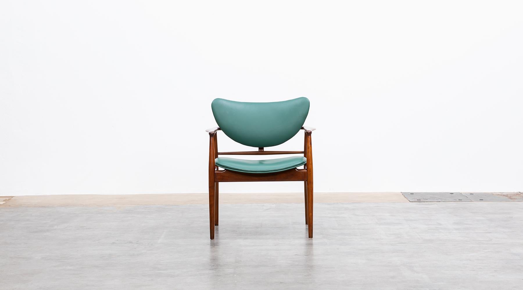 Armchair in teak by Finn Juhl, manufactured by Niels Vodder, Denmark, 1950.

A beautiful single chair that can also stand well on its own or combine well with a seating group. the frame comes in teak and the back and seat are in green faux leather