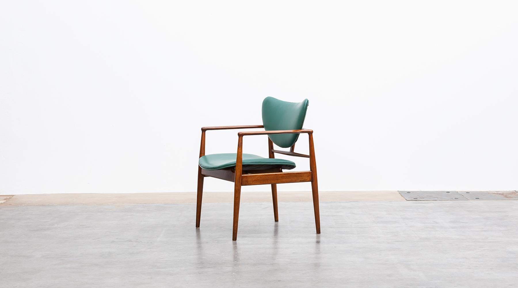 1950s Teak and green faux leather Chair by Finn Juhl In Good Condition For Sale In Frankfurt, Hessen, DE
