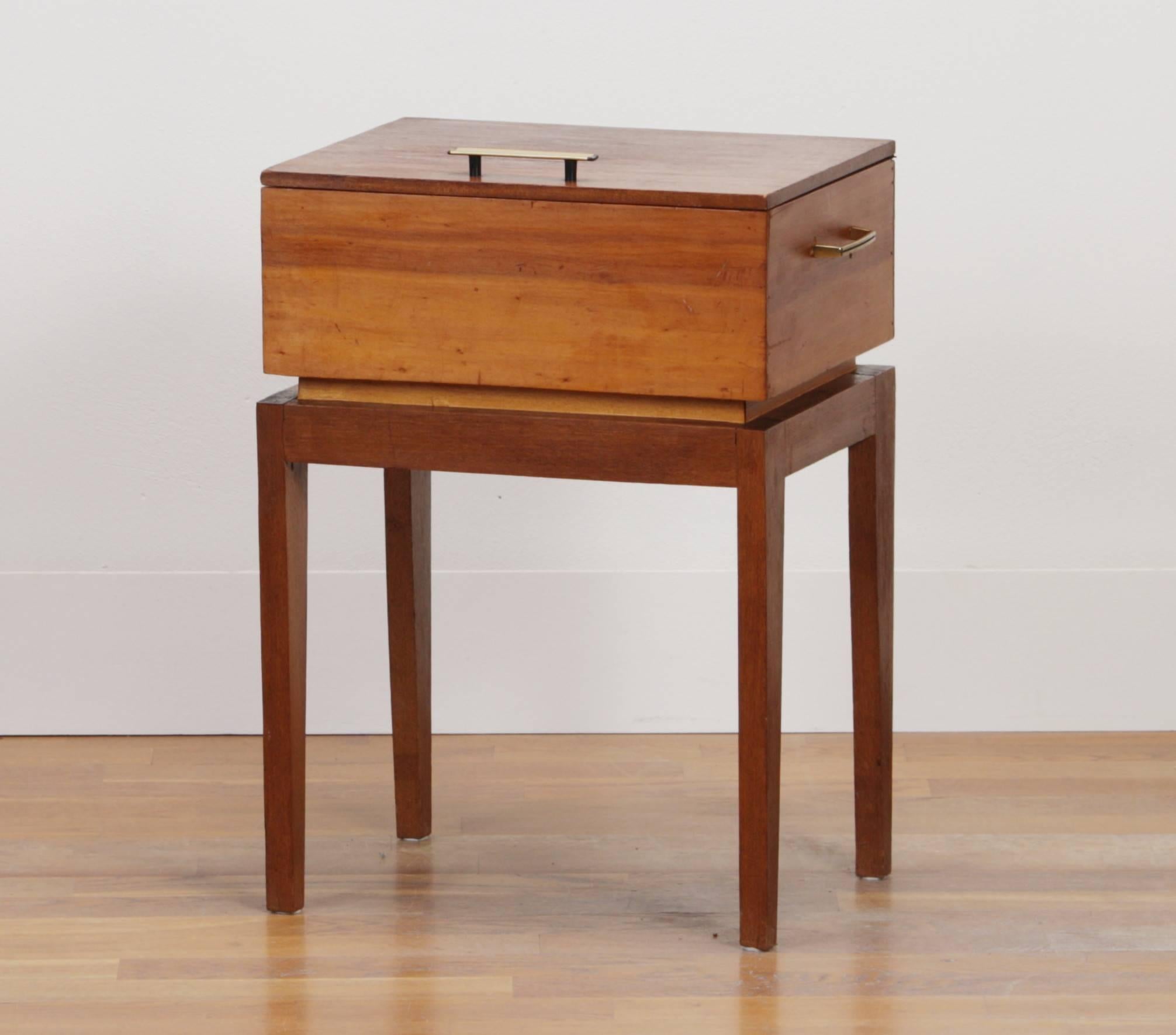 Beautiful sewing, side table.
This side table with storage is made from teak and pine and is in excellent vintage condition.
Period 1950s
Dimensions: H 56 cm, W 40 cm, D 32 cm.
