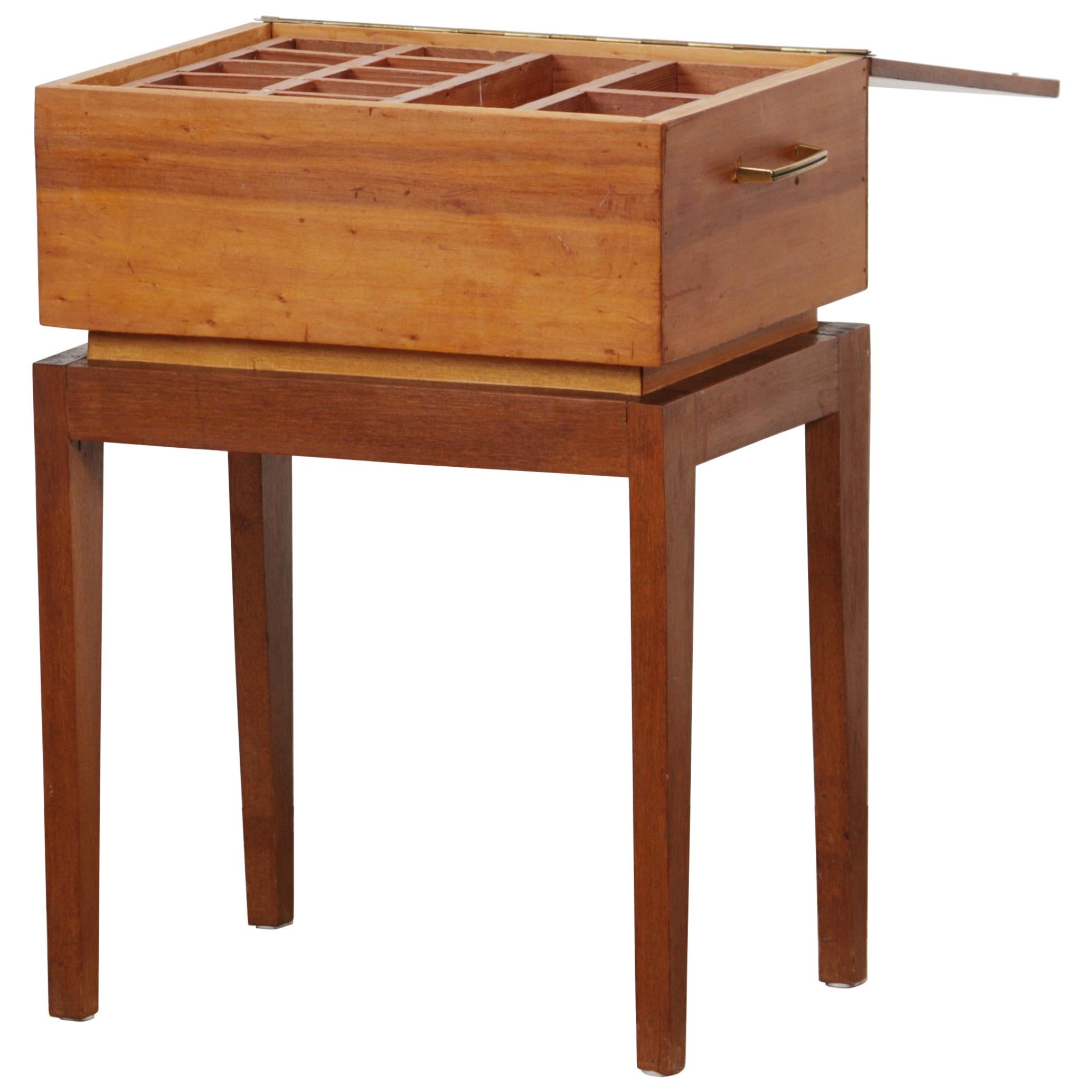 Beautiful sewing, side table.
This side table with storage is made from teak and pine and is in excellent vintage condition.
Period: 1950s.
Dimensions: H 56 cm, W 40 cm, D 32 cm.