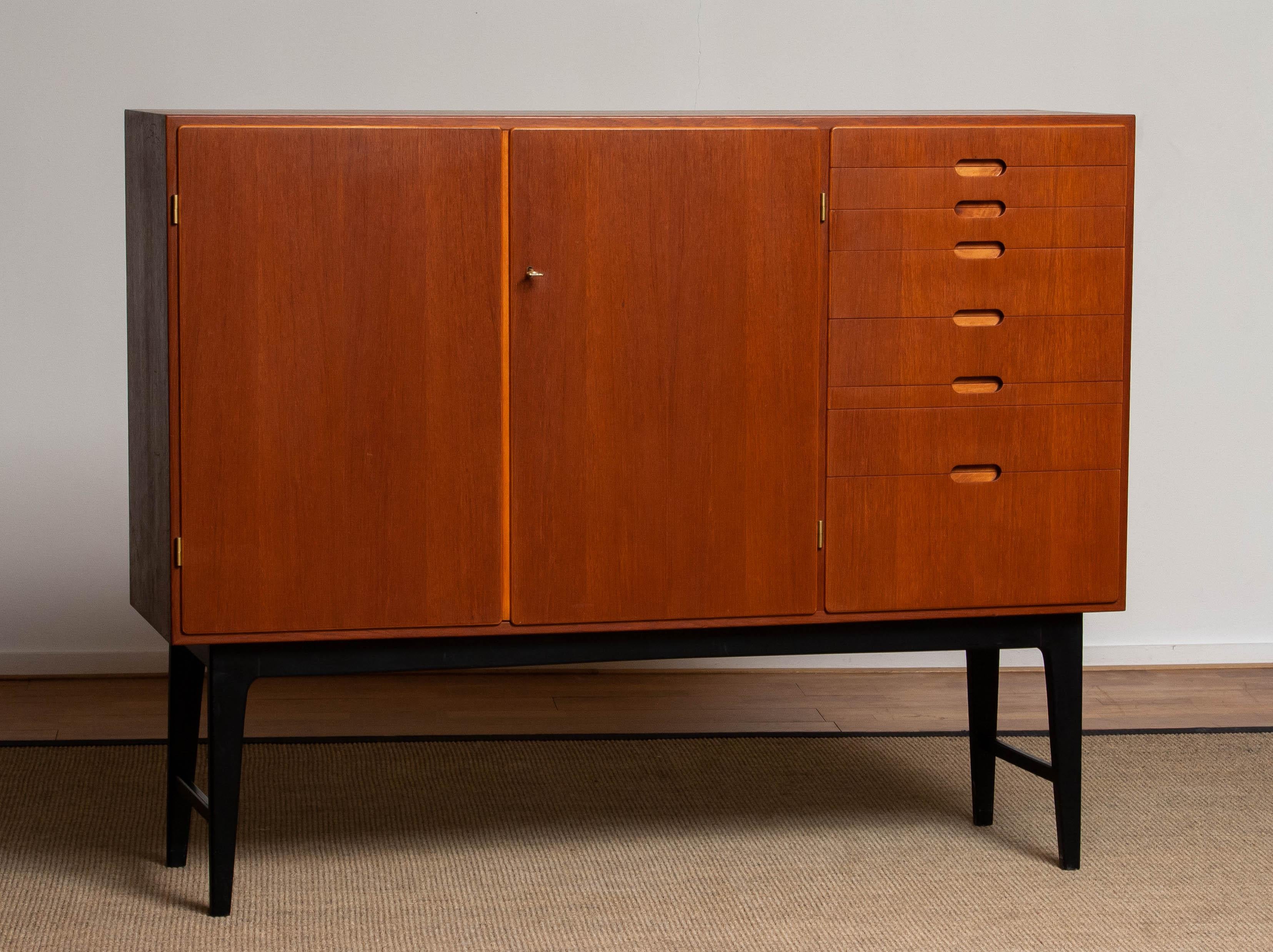 Mobile buffet / credenza estremamente bello e di alta qualità con sette cassetti e un ripiano estensibile in tutte le sue parti in ottime condizioni, disegnato da Kurt Karlsson per Löfvings & Söner Møbelfabrik a Tibro in Svezia.
Due porte con