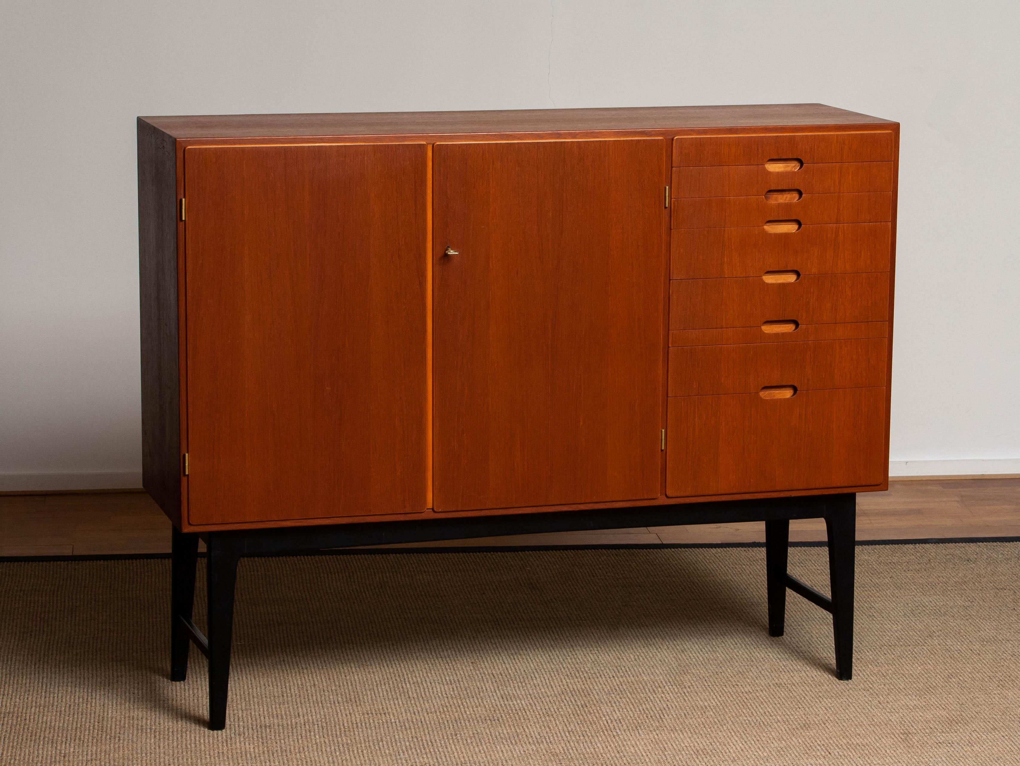 Scandinavo moderno 1950s   Buffet in teak, Credenze di  Carl Löfving & Söner, Svezia in vendita