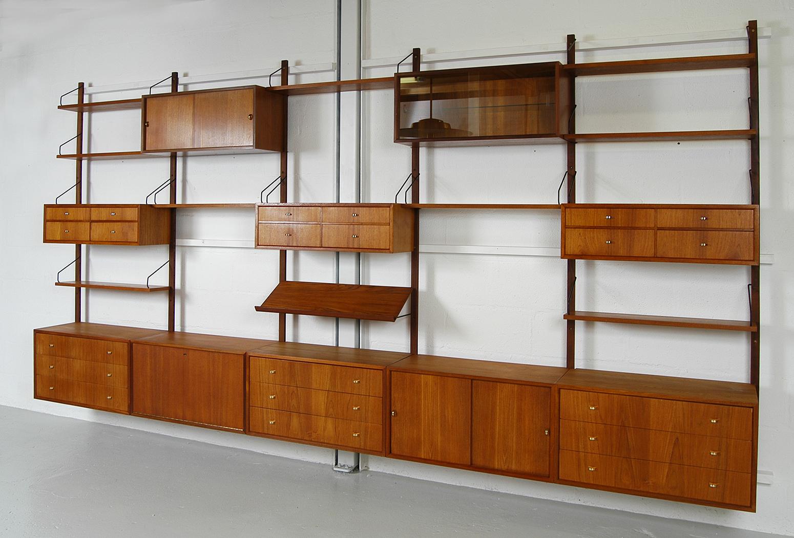1950s first generation Danish Royal modular shelving system designed by Poul Cadovius, featuring the rarely seen solid brass 'half-slice' handles. This fabulous teak and brass shelving system, measures an impressive 4 metres (almost 14 feet) in