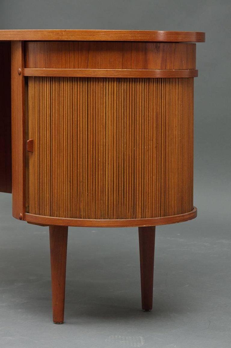 Vollständig restaurierter Teakholz-Schreibtisch aus der Feldballes Møbelfabrik von 1950 im Zustand „Gut“ im Angebot in Knebel, DK