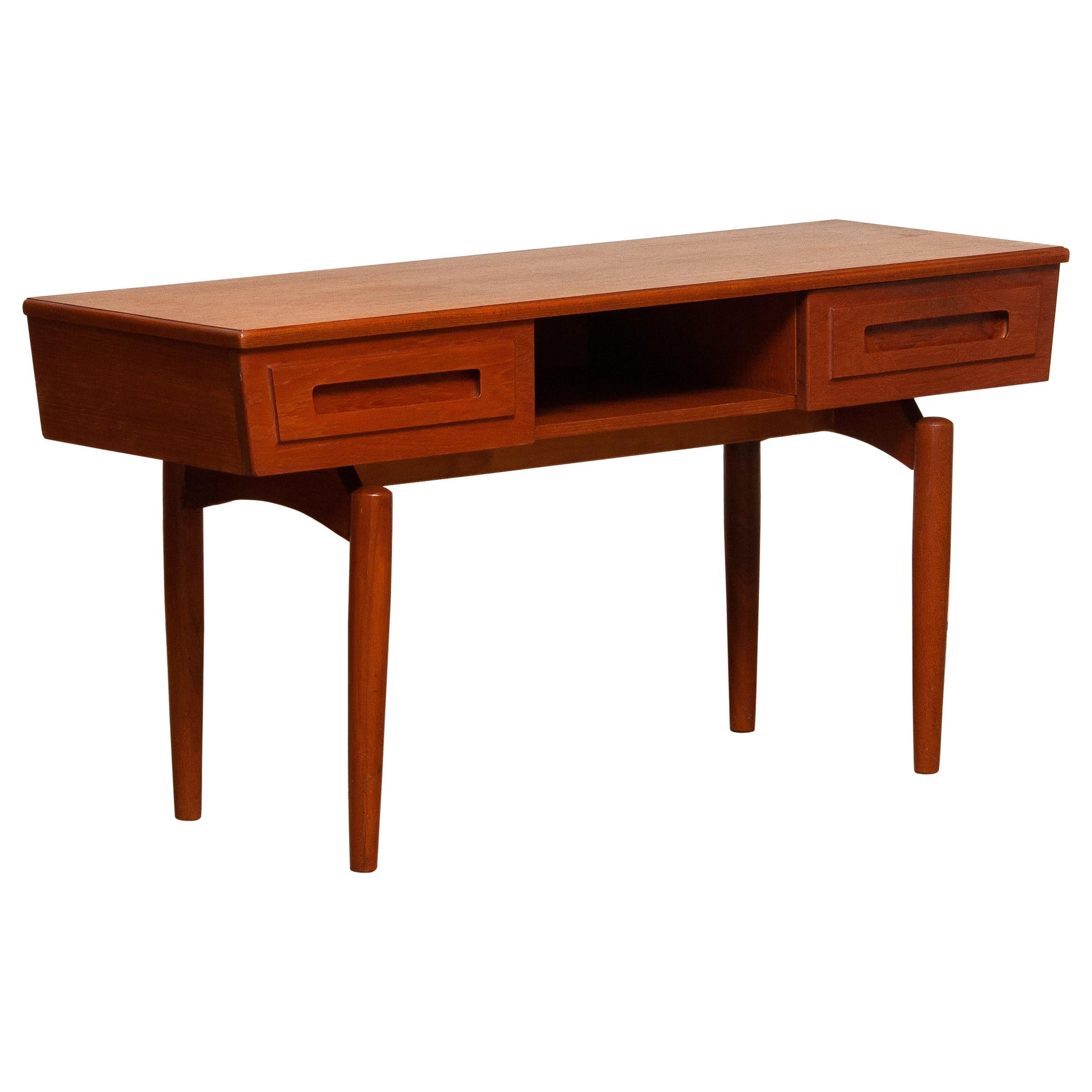 Beautiful 1950's teak hall cabinet / vanity/ dressing table designed by Johannes Andersen for Trensum, Sweden.
This cabinet can be used in different setups.
The overall condition is good.