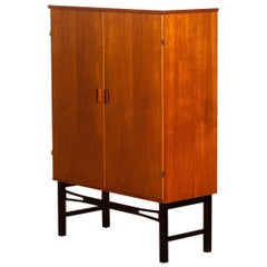 Meuble de rangement à buffet haut en teck sur pied noir, années 1950, Suède