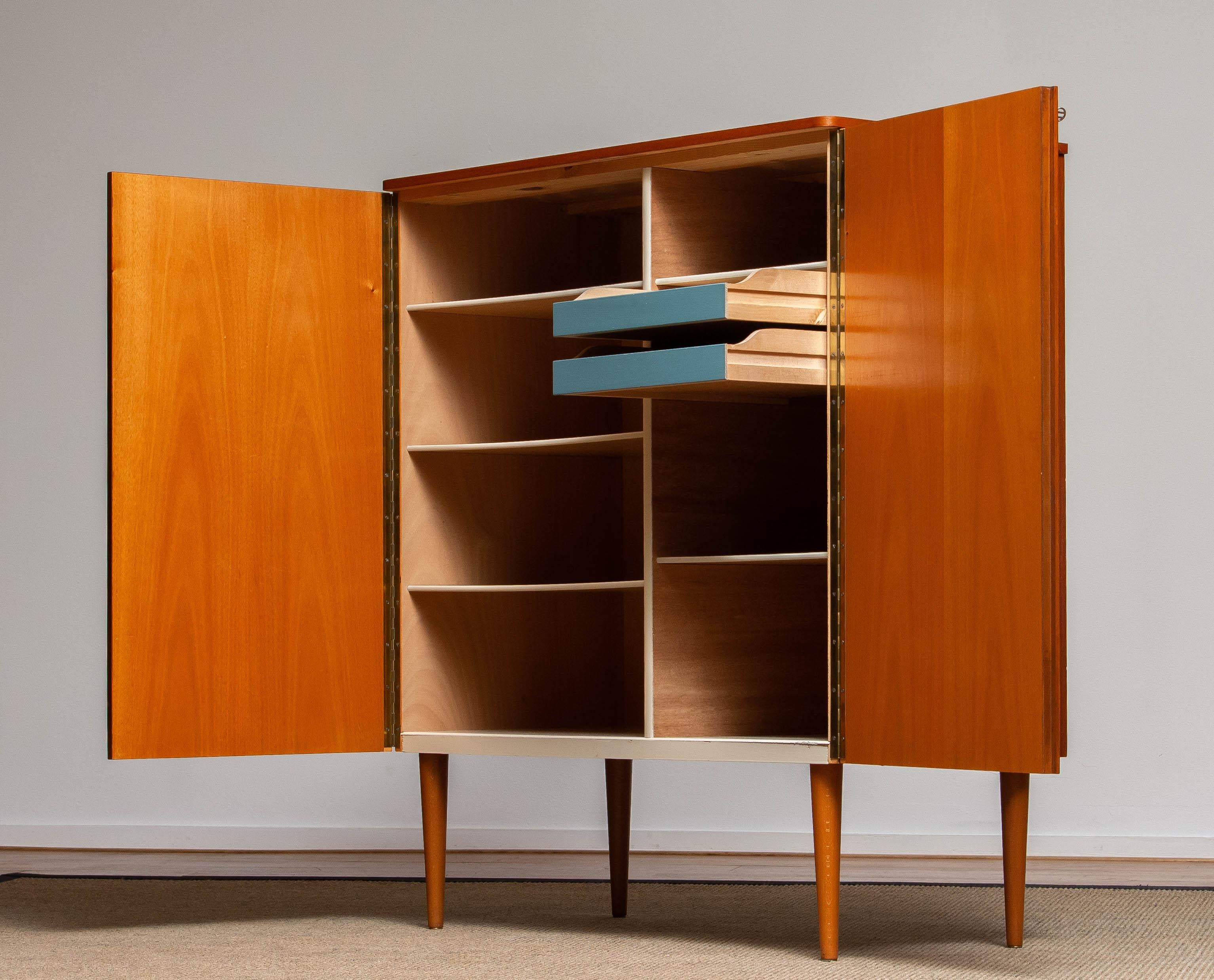 Teakholz High Boy / Buffetschrank , Schweden, 1950er Jahre (Skandinavische Moderne) im Angebot