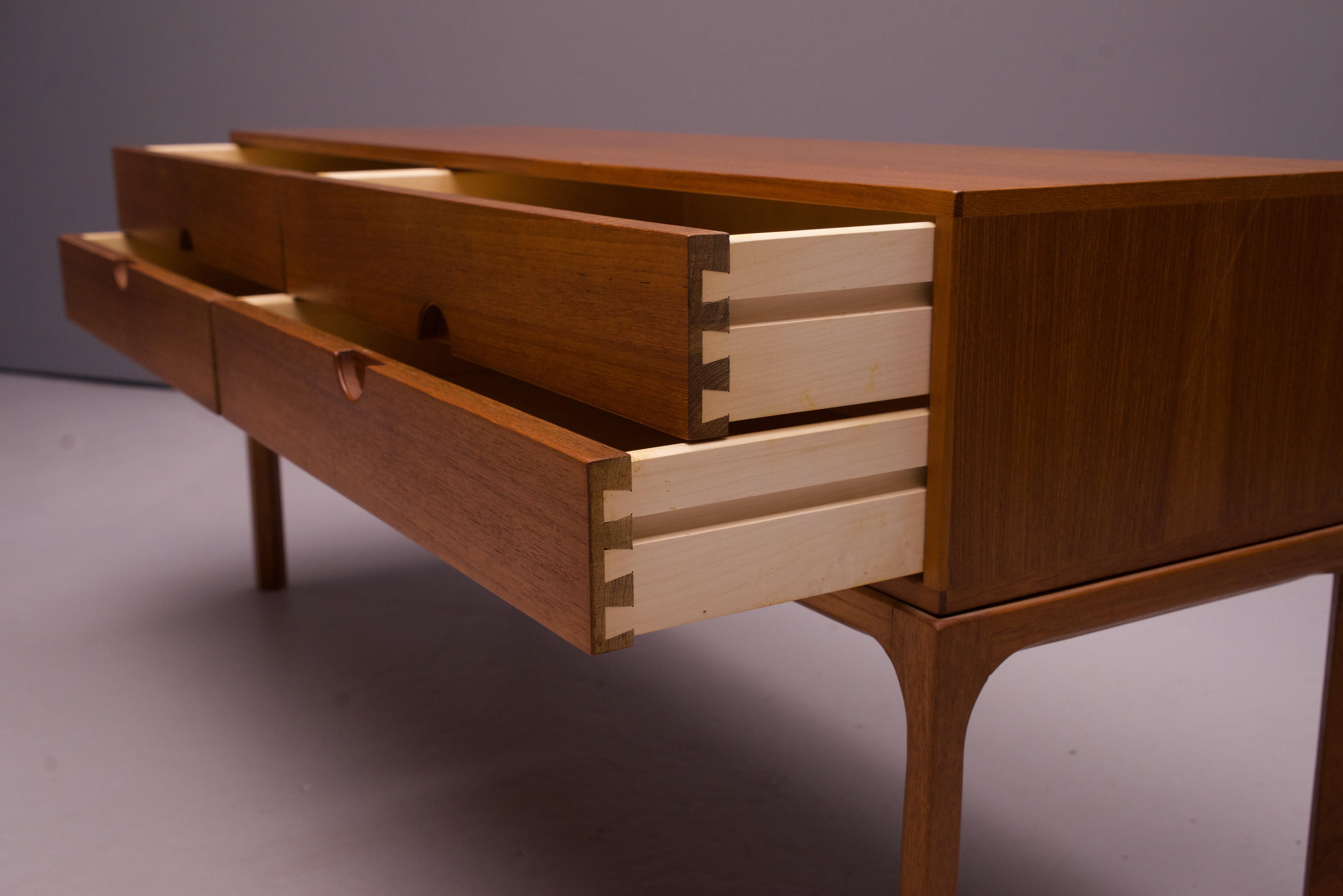 1950er Jahre Teakholz Kommode Fensterschrank Nº 394 Kai Kristiansen Aksel Kjersgaard im Angebot 4
