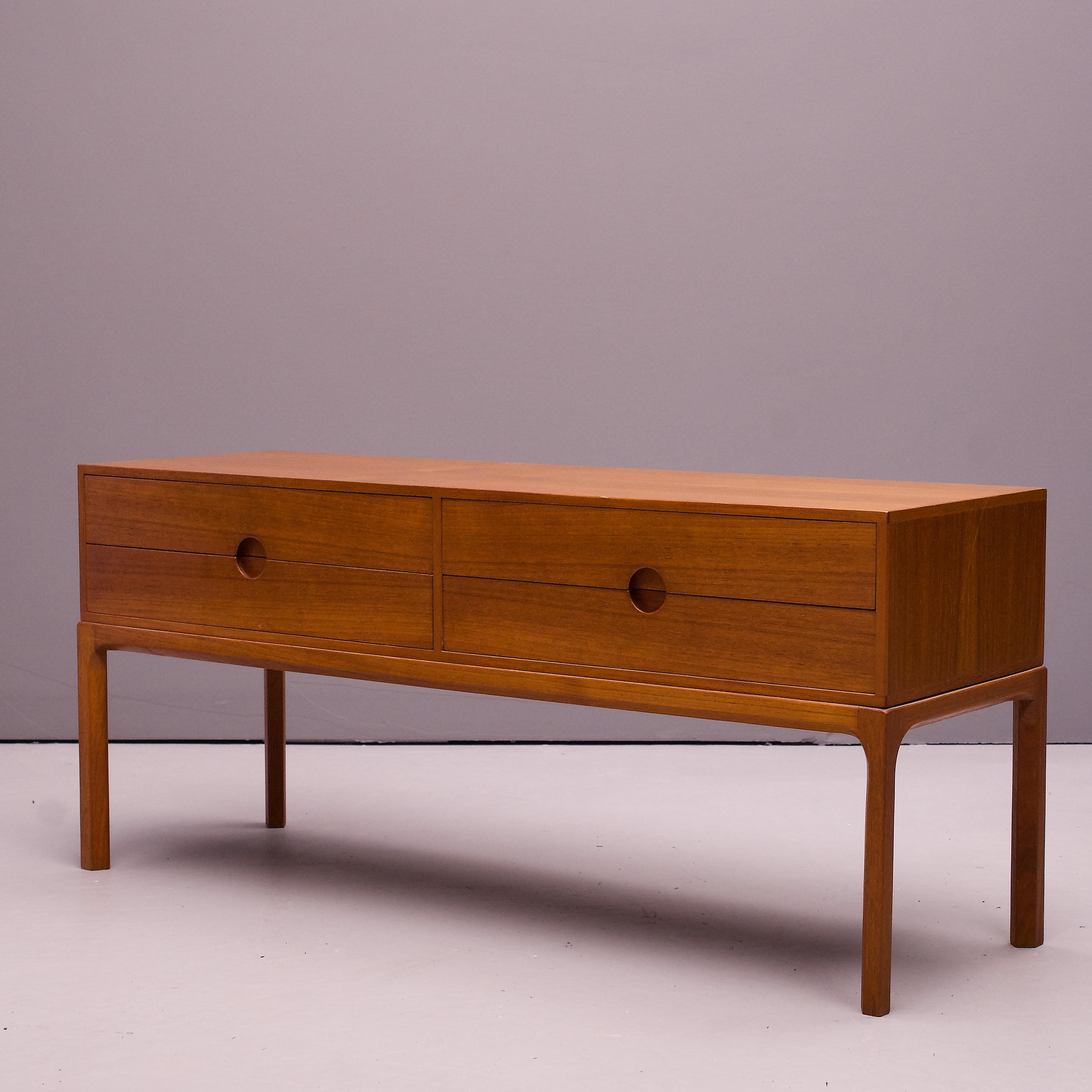 1950er Jahre Teakholz Kommode Fensterschrank Nº 394 Kai Kristiansen Aksel Kjersgaard (Skandinavische Moderne) im Angebot