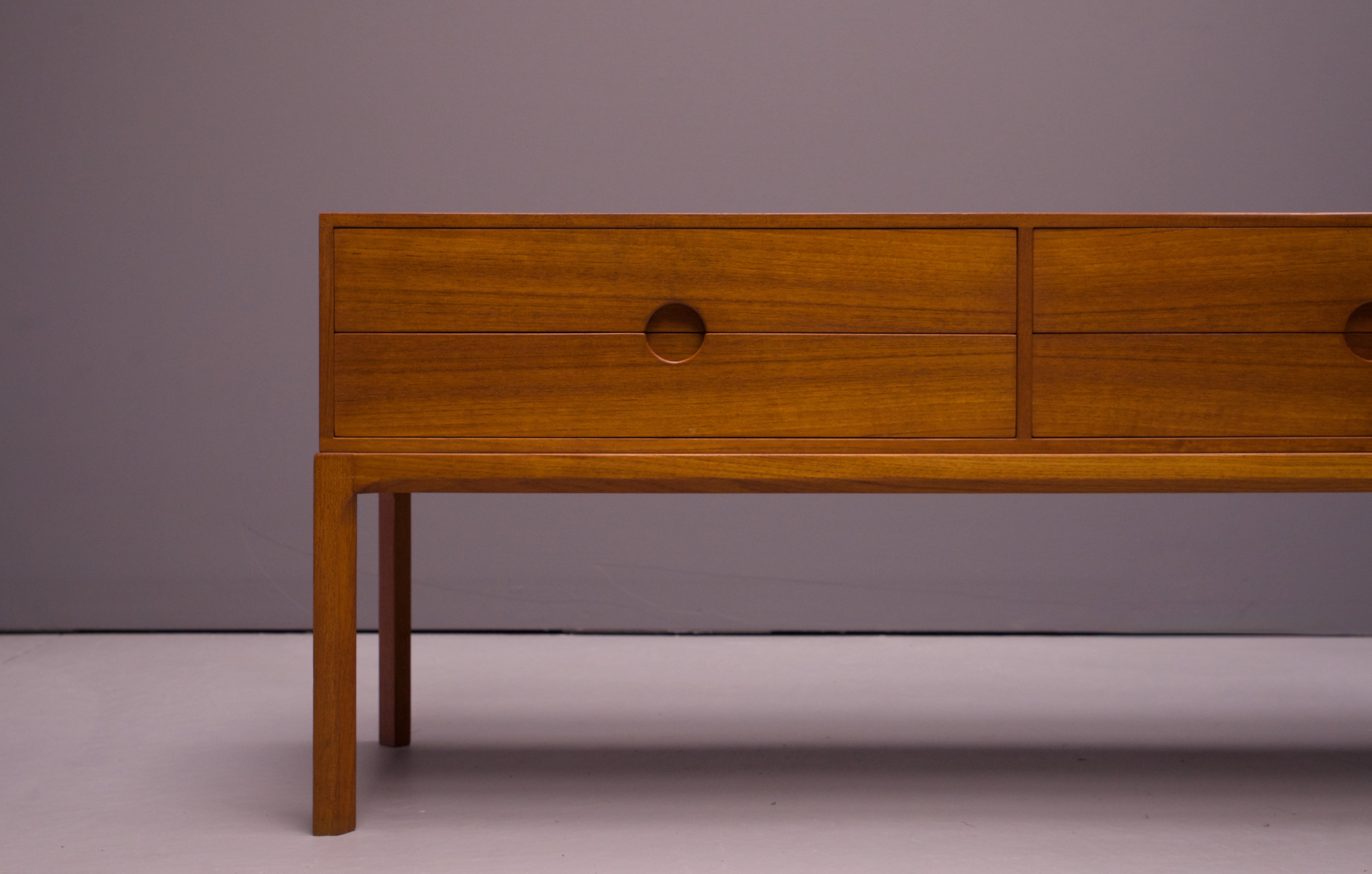 1950er Jahre Teakholz Kommode Fensterschrank Nº 394 Kai Kristiansen Aksel Kjersgaard (Dänisch) im Angebot