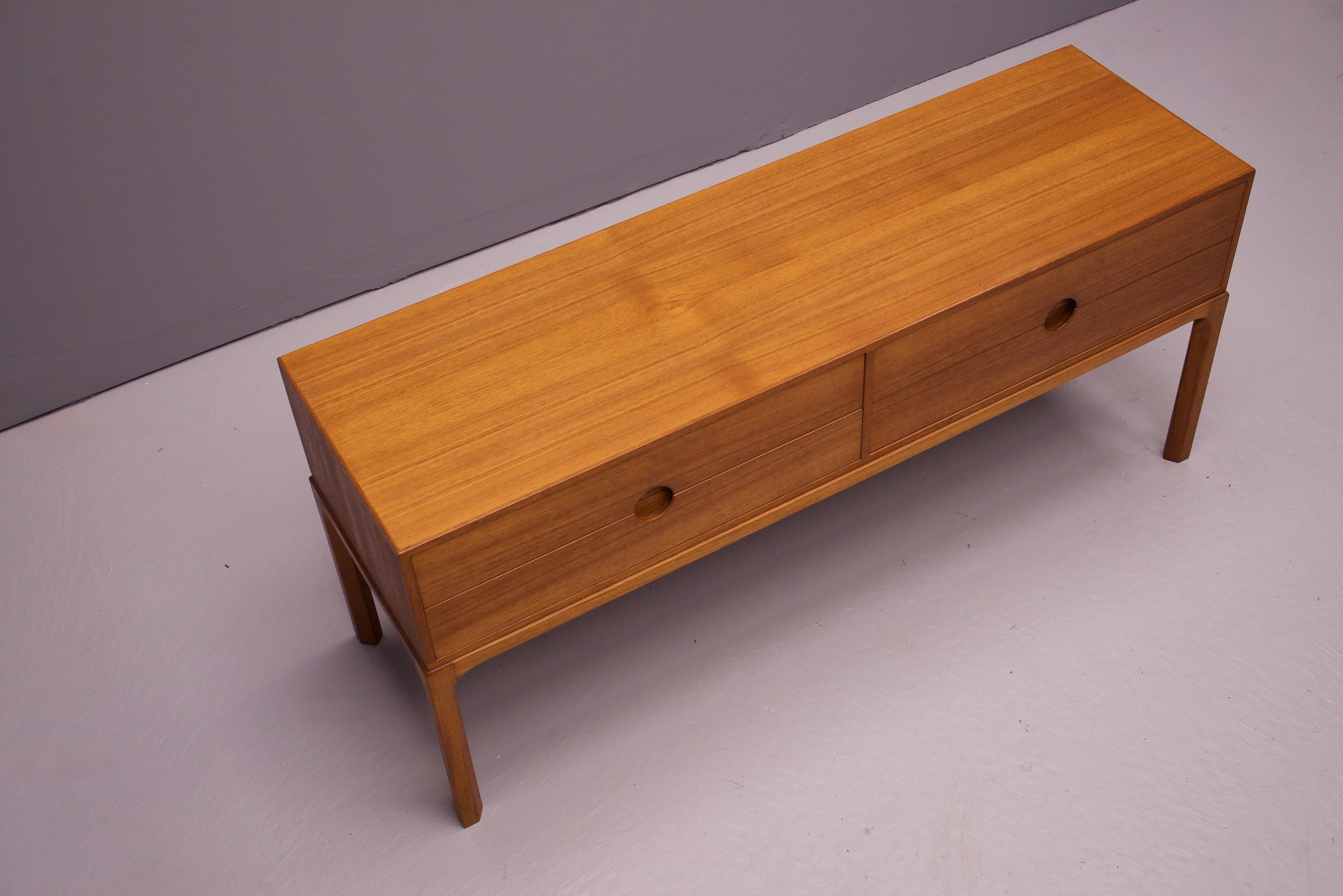 1950er Jahre Teakholz Kommode Fensterschrank Nº 394 Kai Kristiansen Aksel Kjersgaard (Mitte des 20. Jahrhunderts) im Angebot