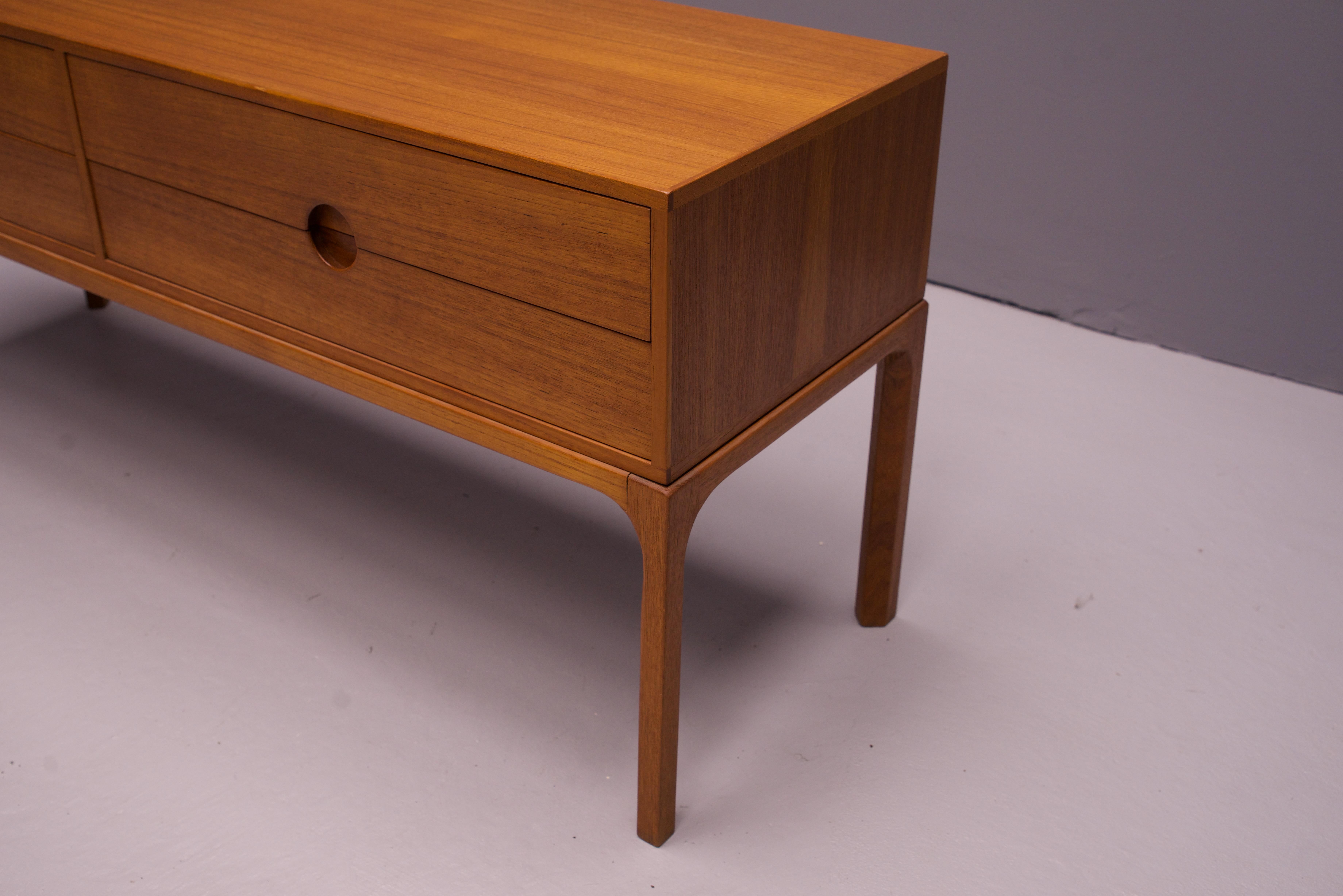 1950er Jahre Teakholz Kommode Fensterschrank Nº 394 Kai Kristiansen Aksel Kjersgaard im Angebot 1
