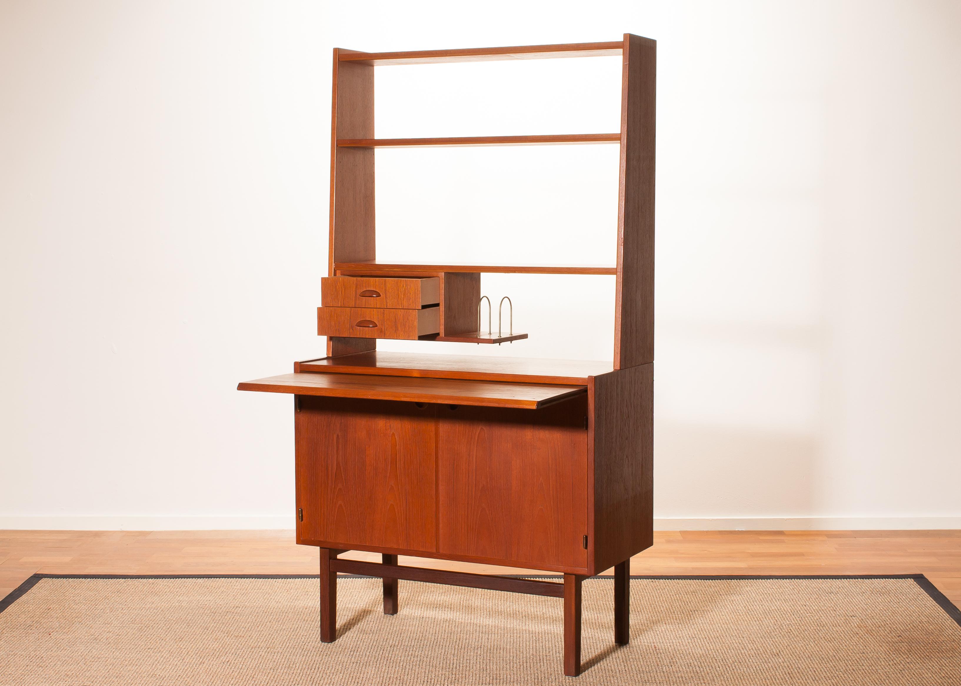 Beautiful secretaire made by Hovmantorp, Sweden.
This cabinet is made of teak and is in a very nice condition.
It has an extensible writing space.
Period 1950s.
Dimensions: H 157 cm, W 85 cm, D 41 cm (D 68 cm with the writing tablet