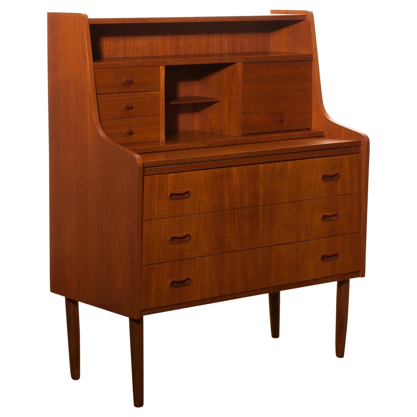 Beautiful secretaire or dressing table in the style of Peter Hvind.
The secretaire is made of teak and has a lot of storage space, an extendable writing space and a mirror.
It is in wonderful condition.
Period 1950s.
Dimensions: H 110 cm (height