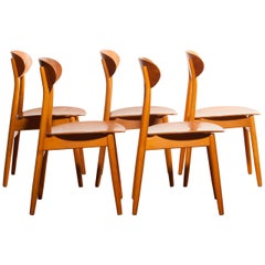 1950s:: Ensemble de cinq chaises de salle à manger en teck modèle 'Eva' par Sven Erik Frylund
