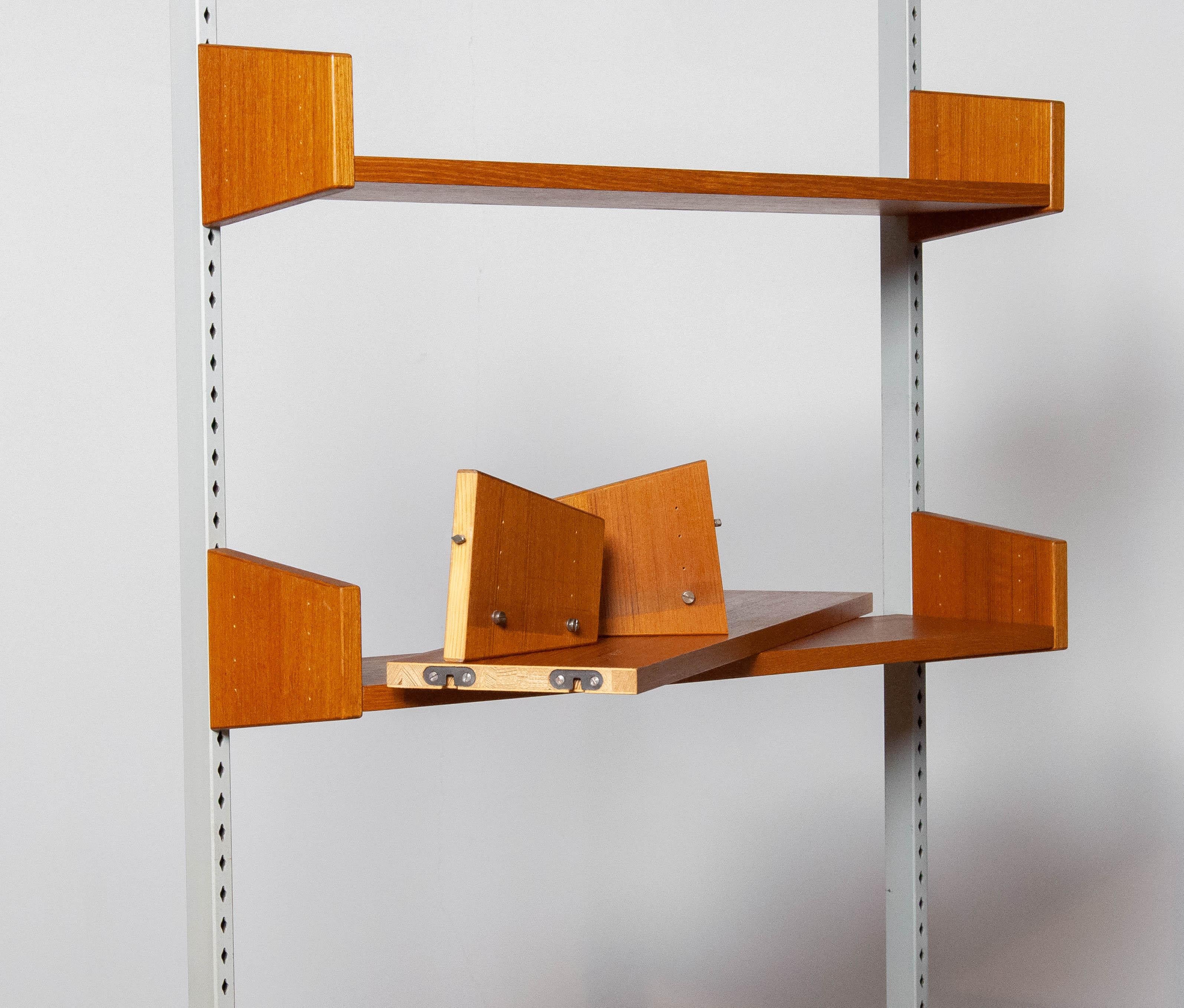 Système d'étagères / bibliothèques en teck avec barres en acier des années 1950 par Harald Lundqvist en vente 2
