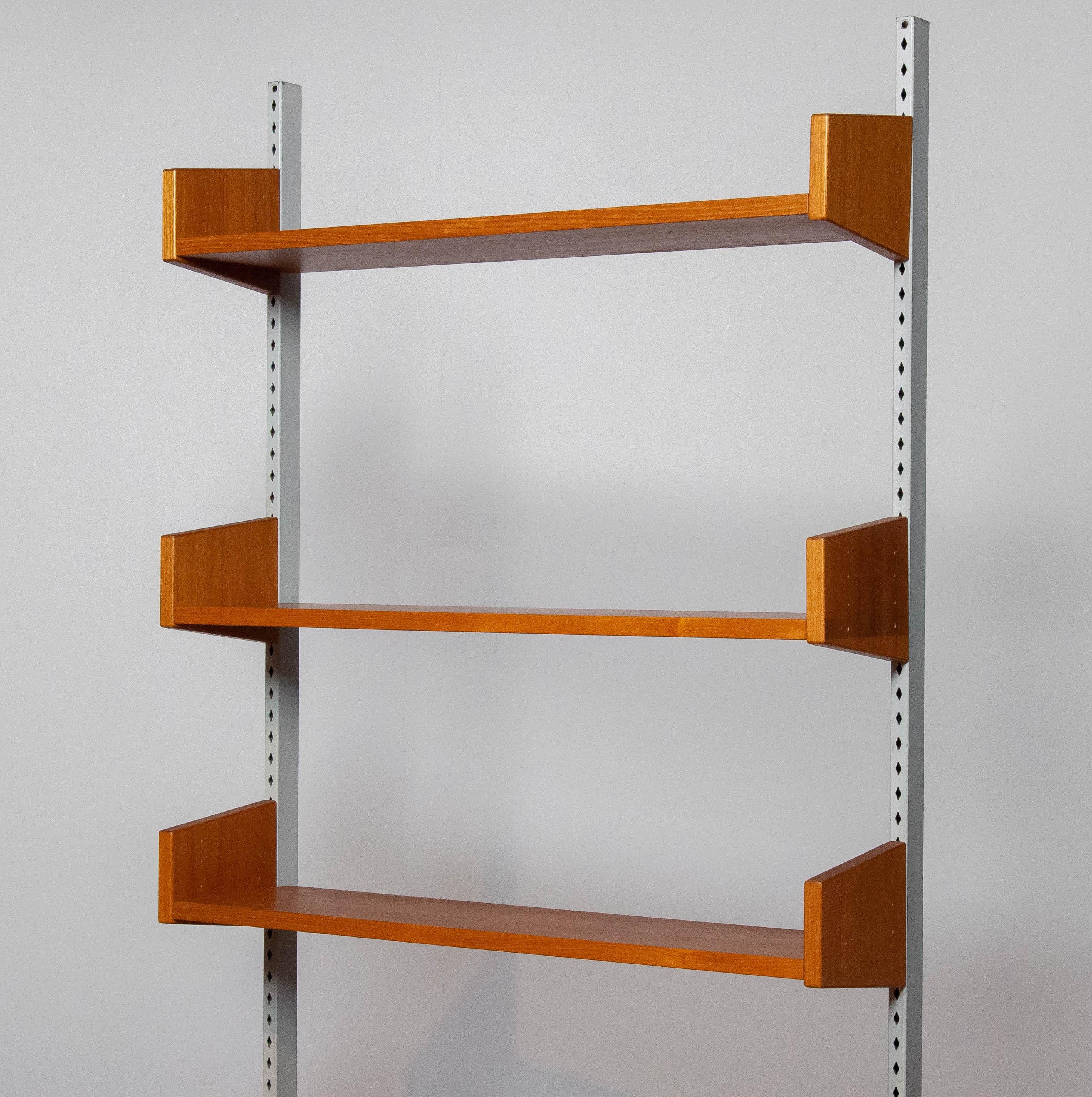 Mid-Century Modern Système d'étagères / bibliothèques en teck avec barres en acier des années 1950 par Harald Lundqvist en vente