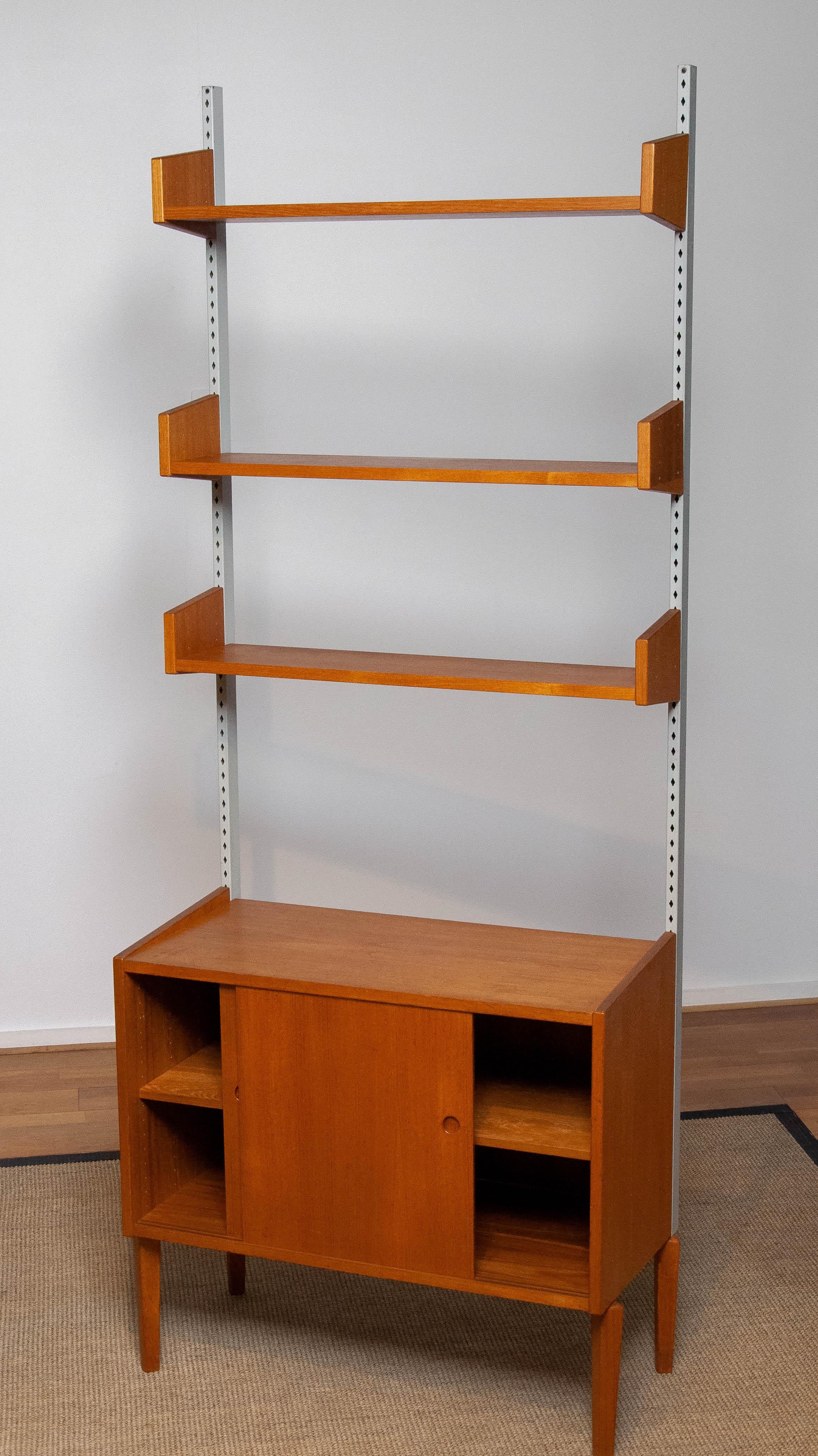 Système d'étagères / bibliothèques en teck avec barres en acier des années 1950 par Harald Lundqvist Bon état - En vente à Silvolde, Gelderland