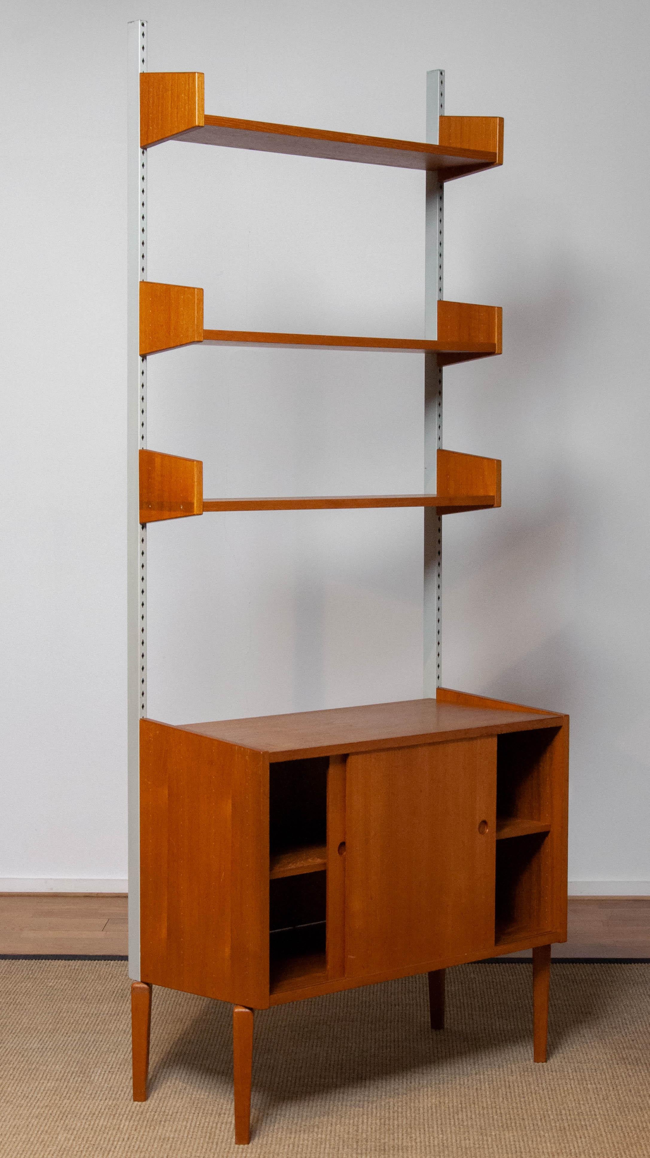 Milieu du XXe siècle Système d'étagères / bibliothèques en teck avec barres en acier des années 1950 par Harald Lundqvist en vente
