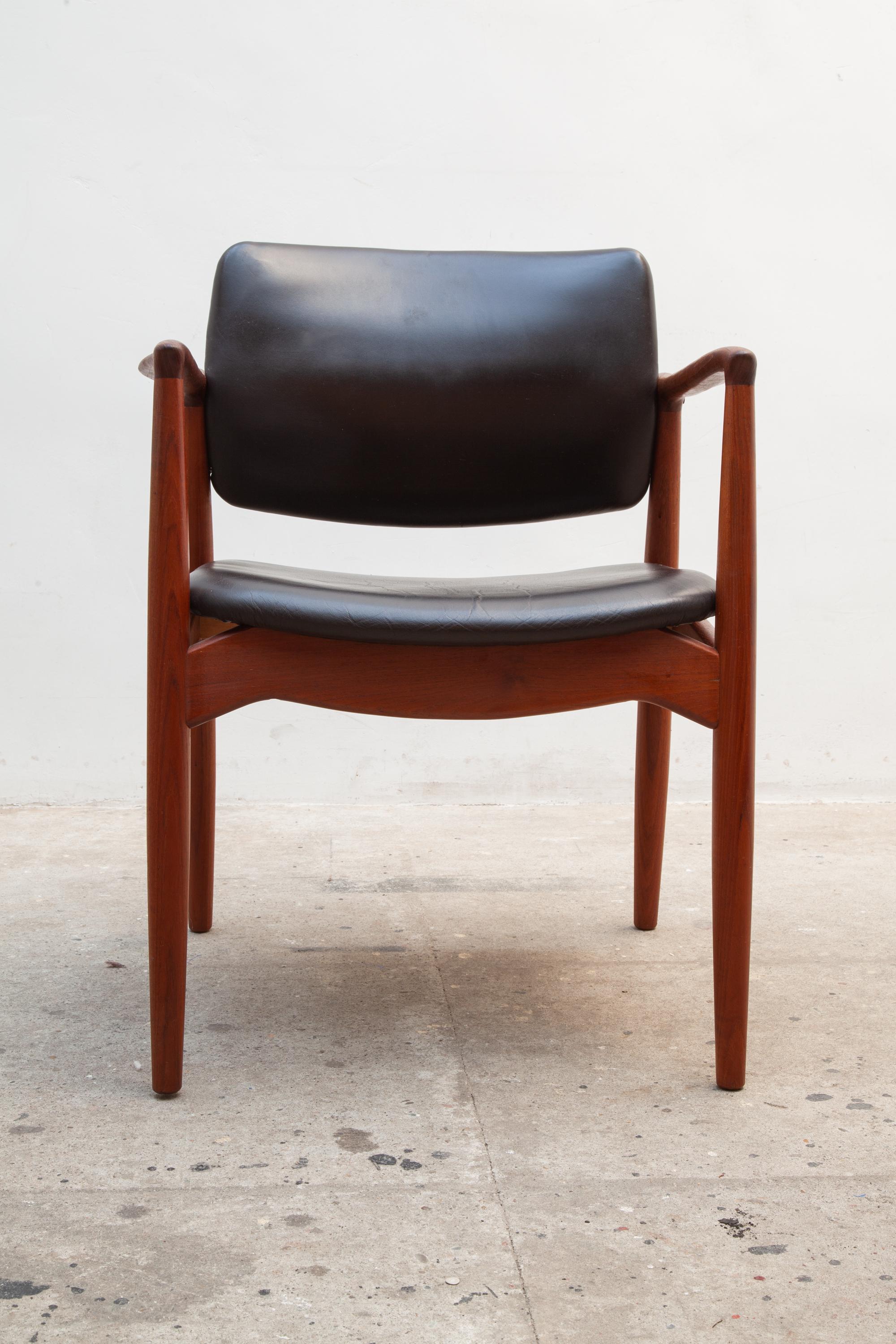 A lovely side chair or desk chair in beautiful Scandinavian design attributed design by Arne Vodder 1950s. Made with a very nice eye for quality, this elegant chair has a high-quality teak wooden frame in a warm brown color. The armrests have a