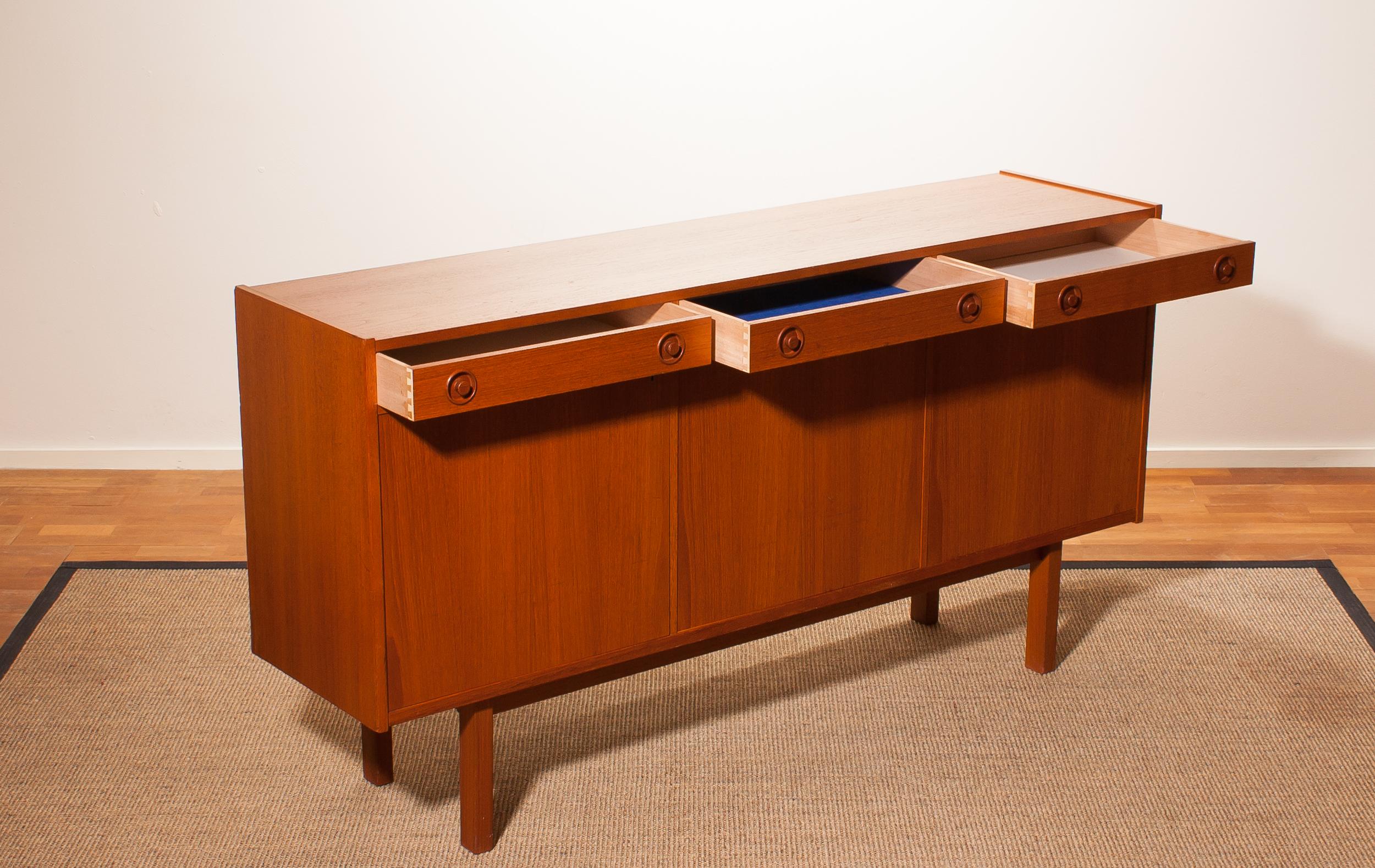 Beautiful sideboard produced by Brexo Möbler, Sweden.
This cabinet is made of teak and has three drawers and three doors.
It is in a very nice condition.
Key included.
Period 1950s
Dimensions: H 90 cm, W 170 cm, D 42 cm.