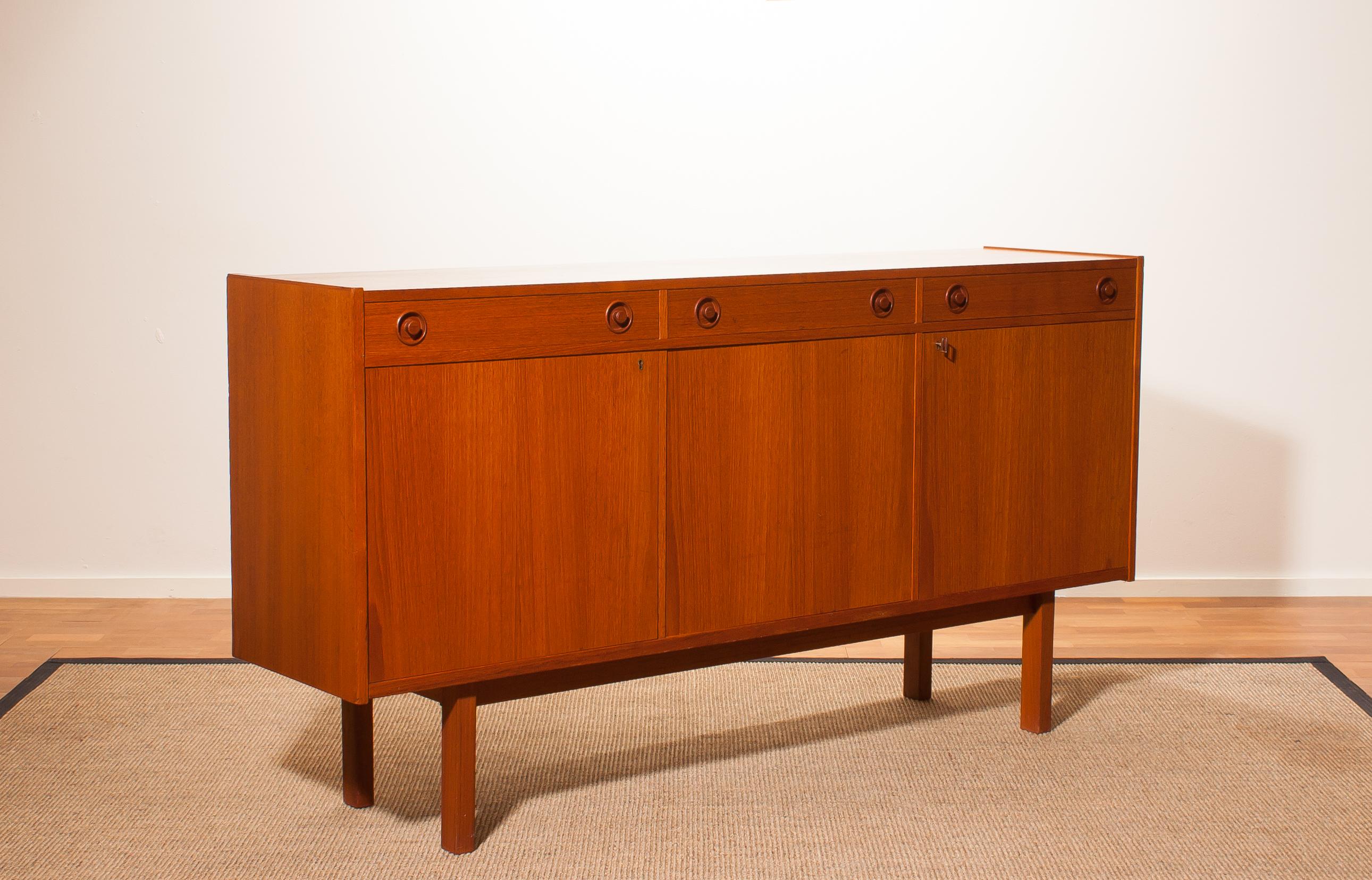 Beautiful sideboard produced by Brexo Möbler, Sweden.
This cabinet is made of teak and has three drawers and three doors.
It is in a very nice condition.
Key included.
Period 1950s
Dimensions: H 90 cm, W 170 cm, D 42 cm.